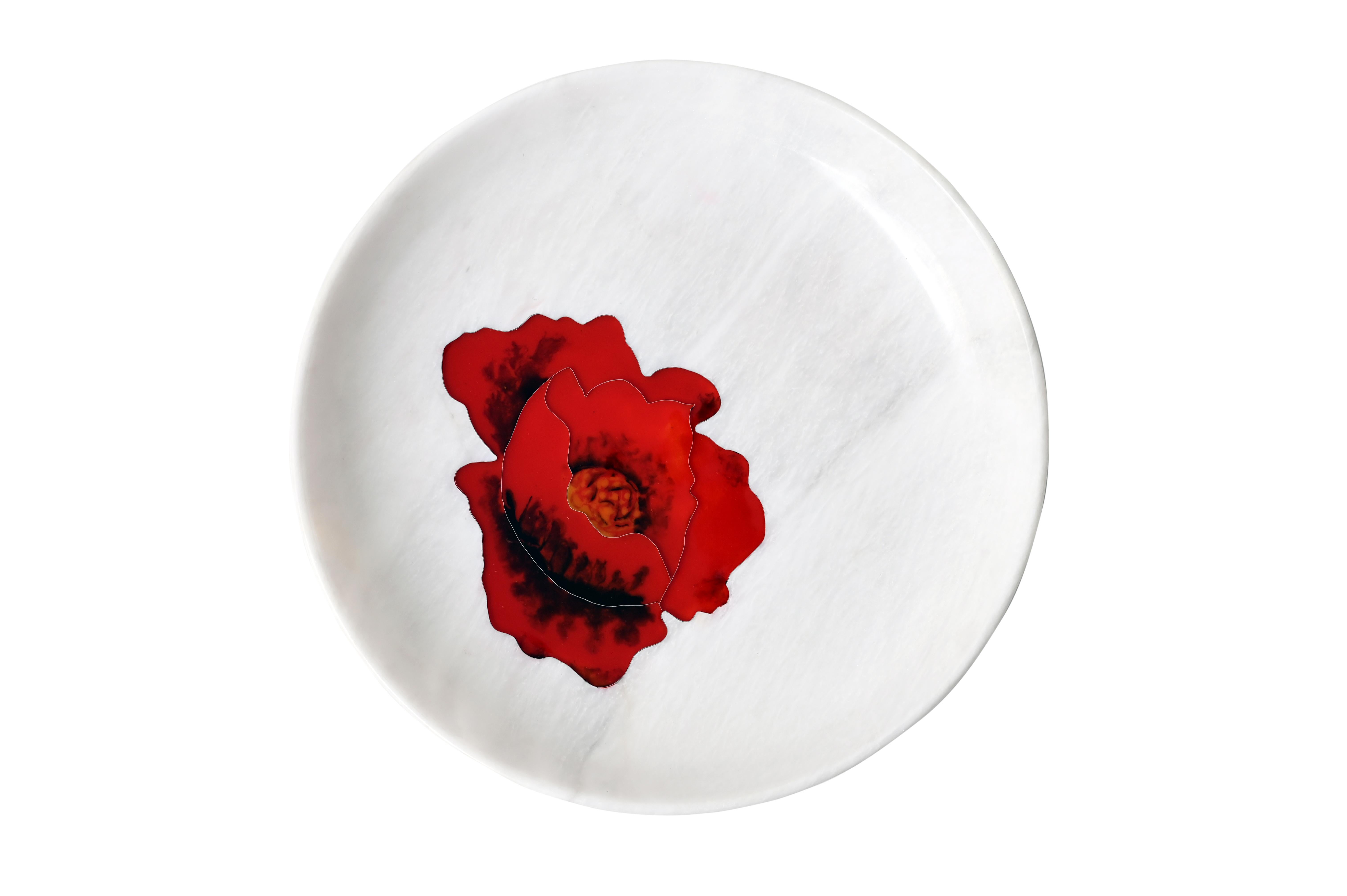 Die Reidi Collection ist nach dem persischen Wort für Mohnblume benannt und verbindet traditionelle Handwerkstechniken mit modernem Design und innovativen Anwendungen. Das auf weißem Marmor eingelegte Motiv kombiniert die italienische Technik der