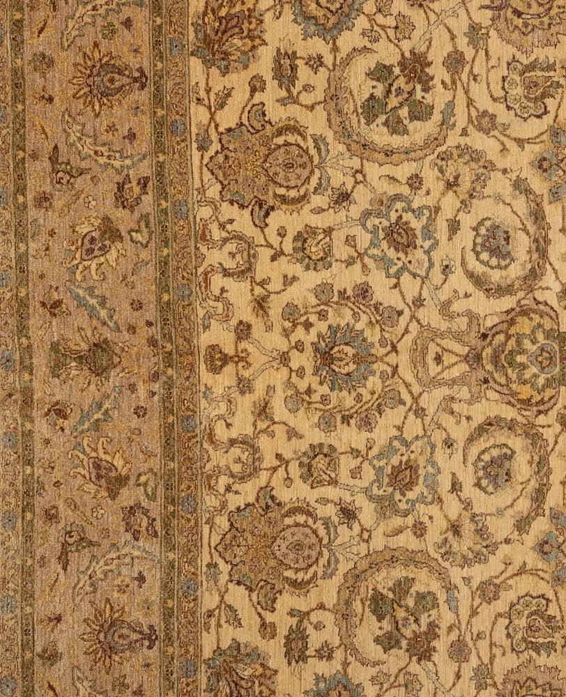 Tappeto tessuto a mano con lana al 100%. Questo tappeto in stile Tabriz proviene dalle zone subtropicali del Pakistan. Aggiungi eleganza a qualsiasi spazio con il suo design a motivi ipnotici e il bordo impreciso. 

Dimensioni - 8' X 10' 
Colore -