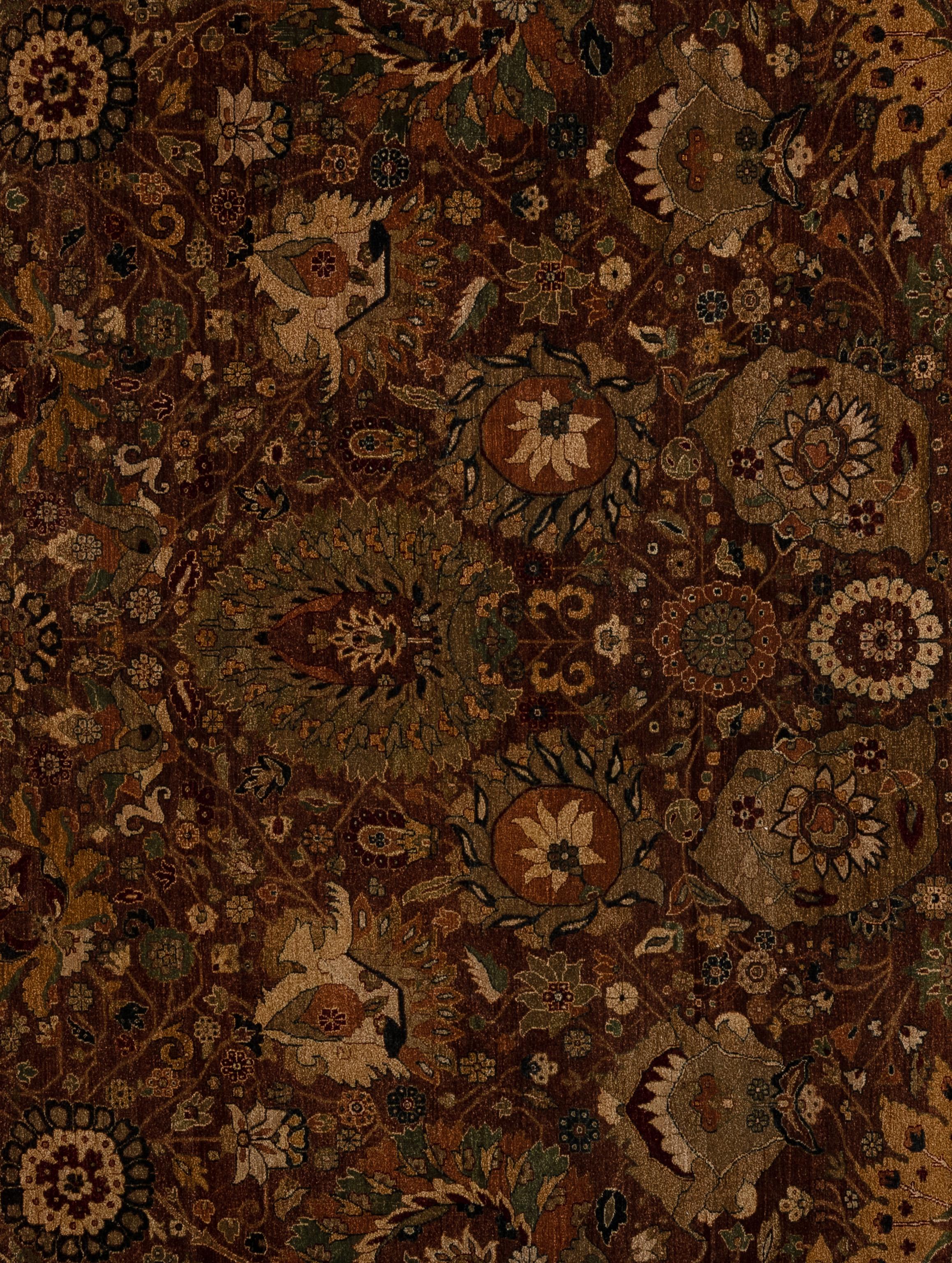 Entrez dans le royaume du luxe moderne avec ce tapis Tabriz, une fusion d'art et d'innovation. Conçu avec des lignes épurées et des motifs géométriques audacieux, il ajoute une touche de sophistication à tout espace. Fabriquée à partir de matériaux