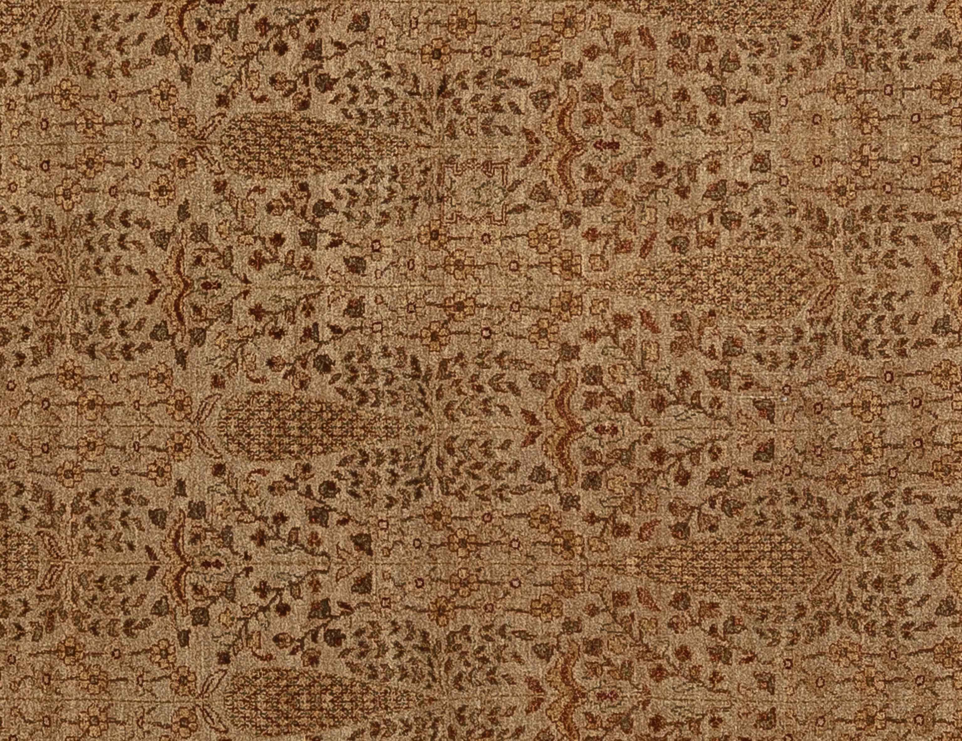 Entrez dans le royaume du luxe moderne avec ce tapis Tabriz, une fusion d'art et d'innovation. Conçu avec des lignes épurées et des motifs géométriques audacieux, il ajoute une touche de sophistication à tout espace. Fabriquée à partir de matériaux