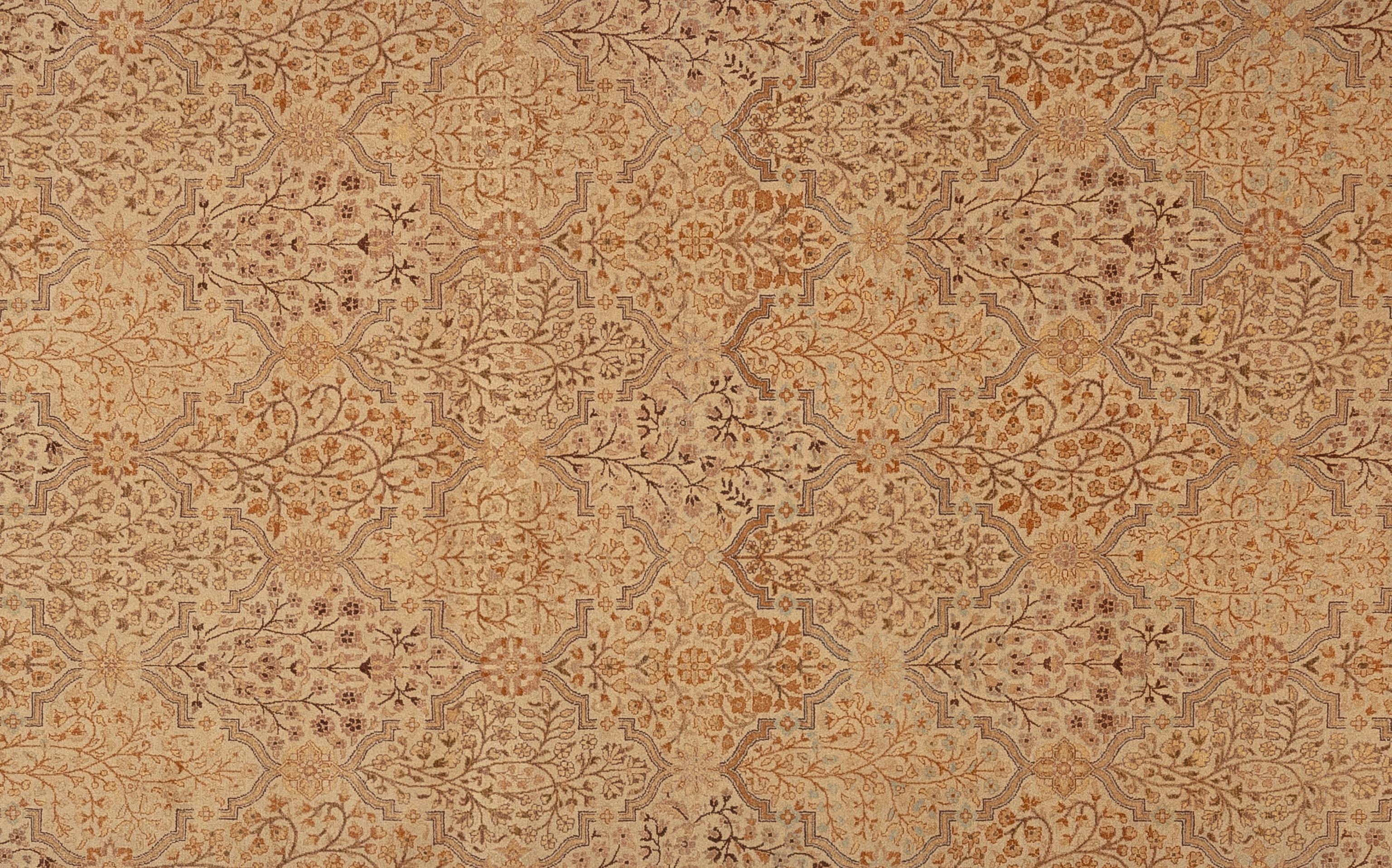 Entrez dans le royaume du luxe moderne avec ce tapis Tabriz, une fusion d'art et d'innovation. Conçu avec des lignes épurées et des motifs géométriques audacieux, il ajoute une touche de sophistication à tout espace. Fabriquée à partir de matériaux