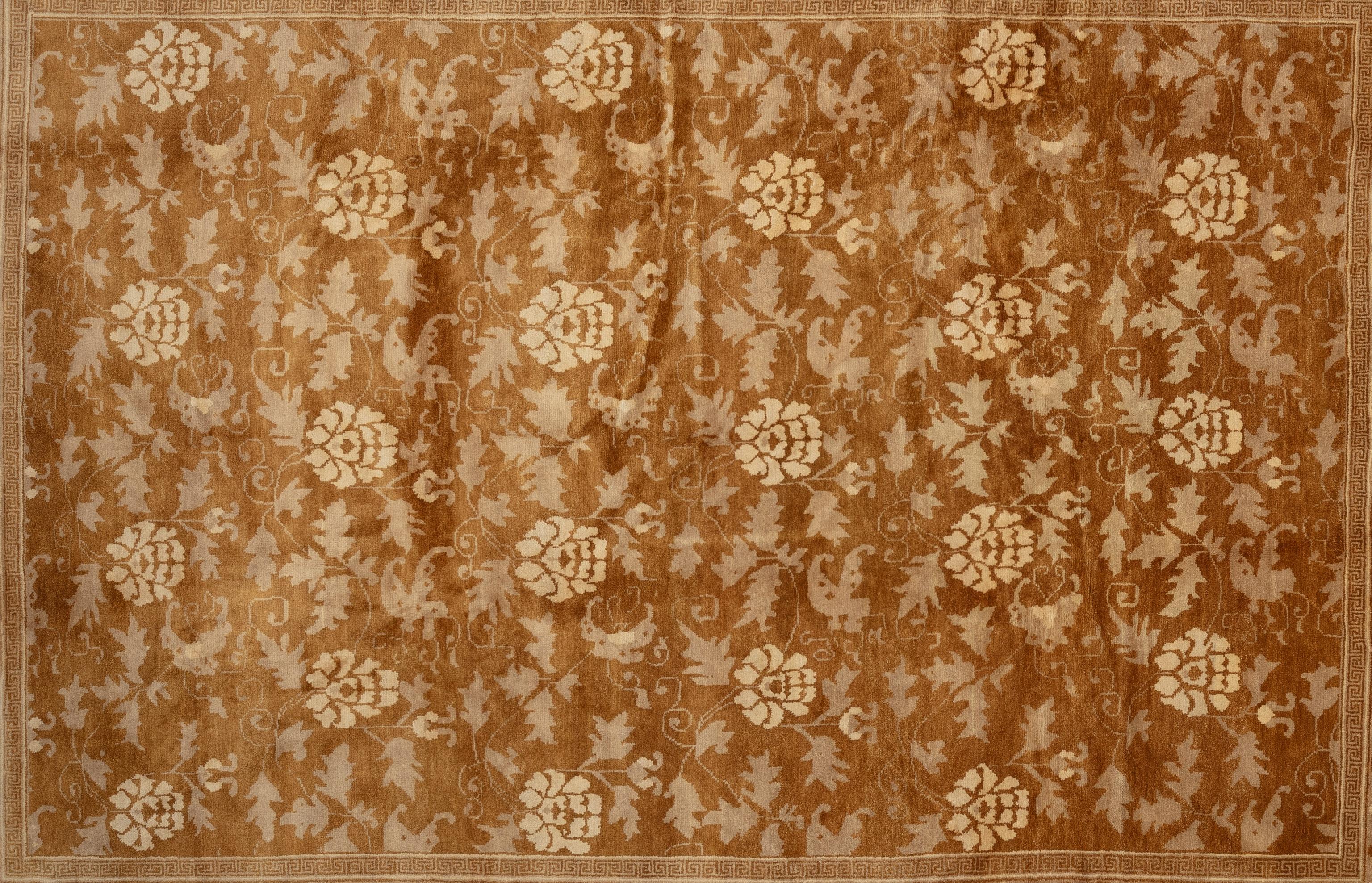 Entrez dans le royaume du luxe moderne avec ce tapis Tabriz, une fusion d'art et d'innovation. Conçu avec des lignes épurées et des motifs géométriques audacieux, il ajoute une touche de sophistication à tout espace. Fabriquée à partir de matériaux