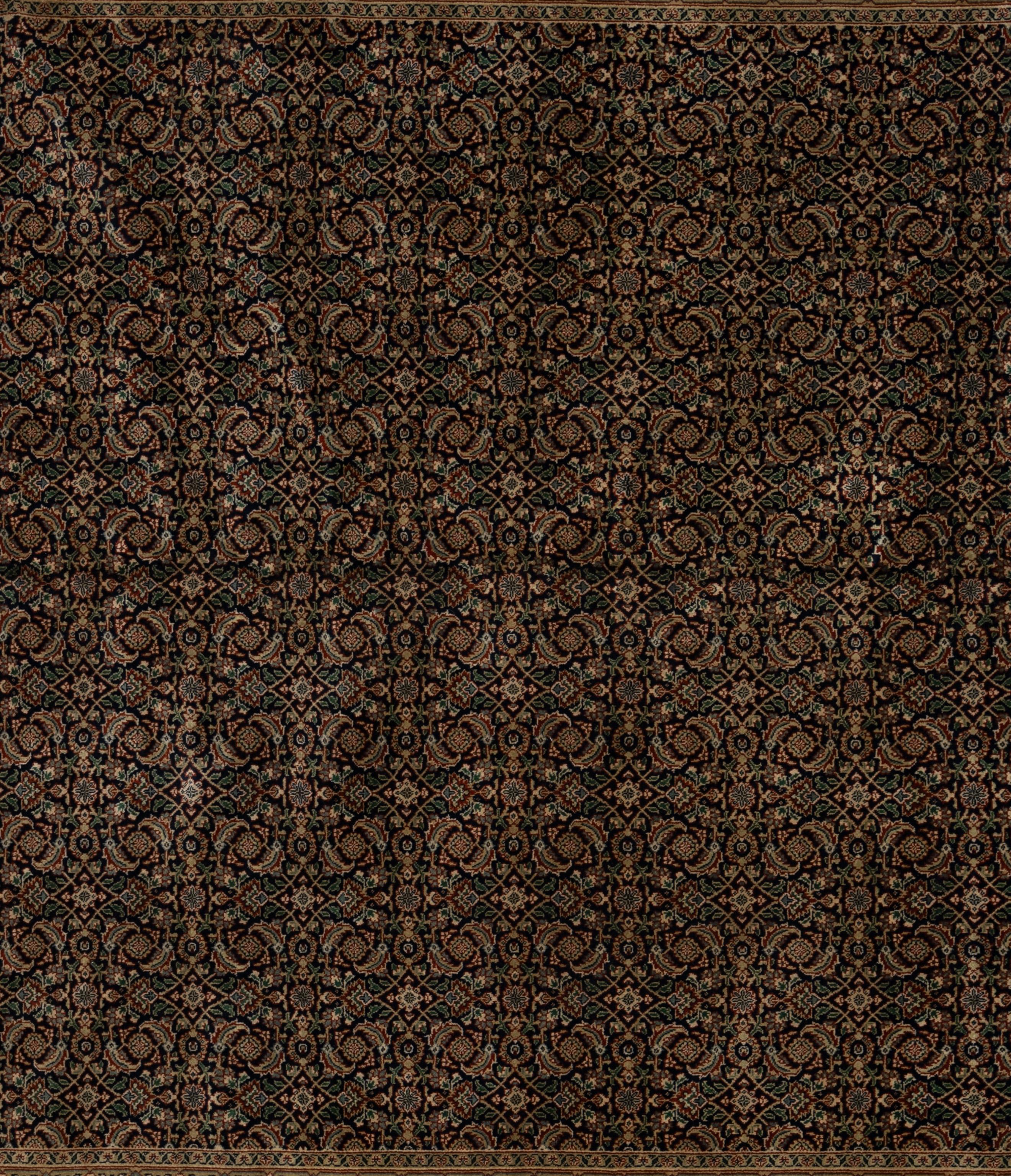 Betreten Sie das Reich des modernen Luxus mit diesem Täbriz-Teppich, einer Verschmelzung von Kunstfertigkeit und Innovation. Das Design mit klaren Linien und kühnen geometrischen Mustern verleiht jedem Raum einen Hauch von Raffinesse. Aus