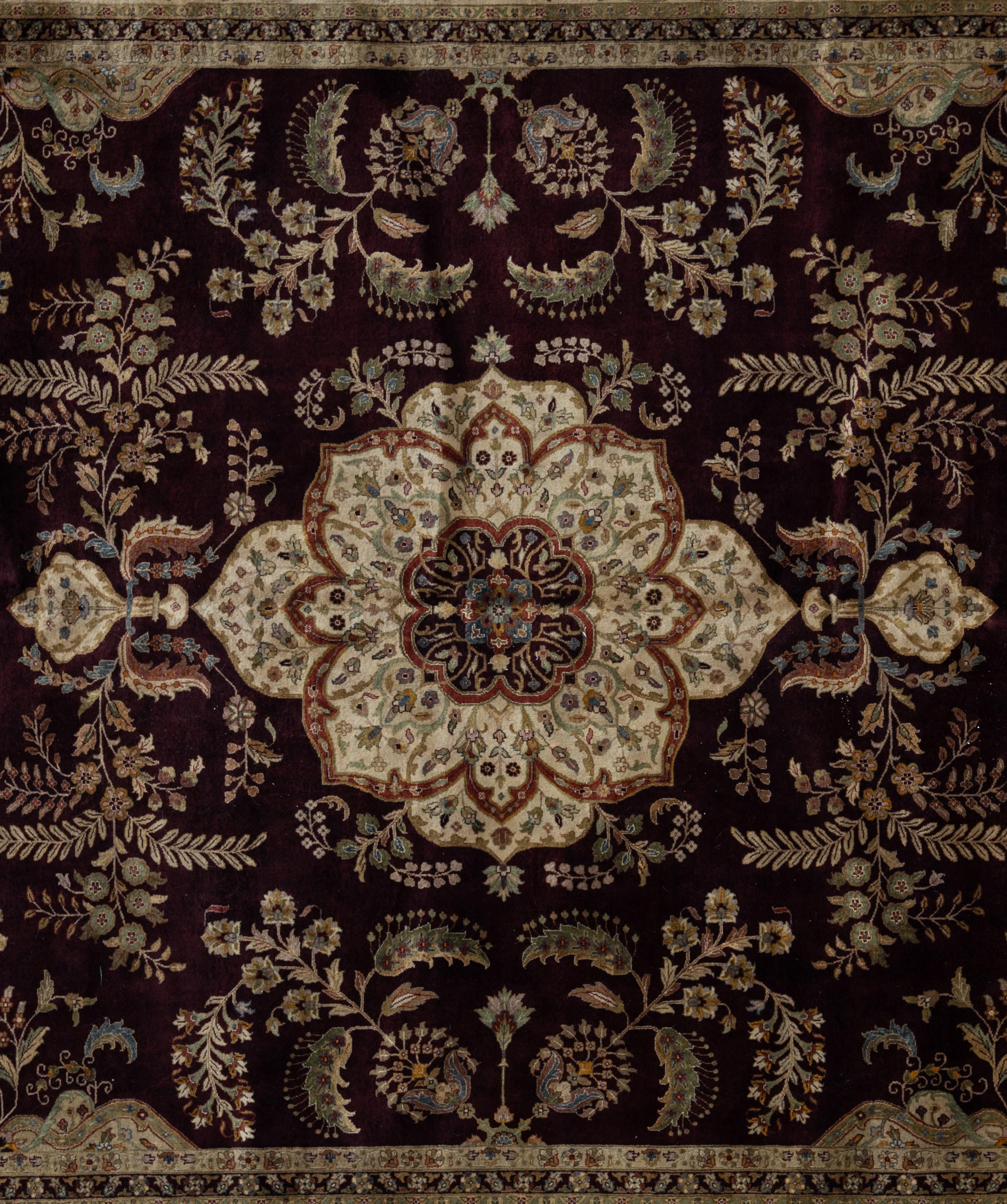 Entrez dans le royaume du luxe moderne avec ce tapis Tabriz, une fusion d'art et d'innovation. Conçu avec des lignes épurées et des motifs géométriques audacieux, il ajoute une touche de sophistication à tout espace. Fabriquée à partir de matériaux