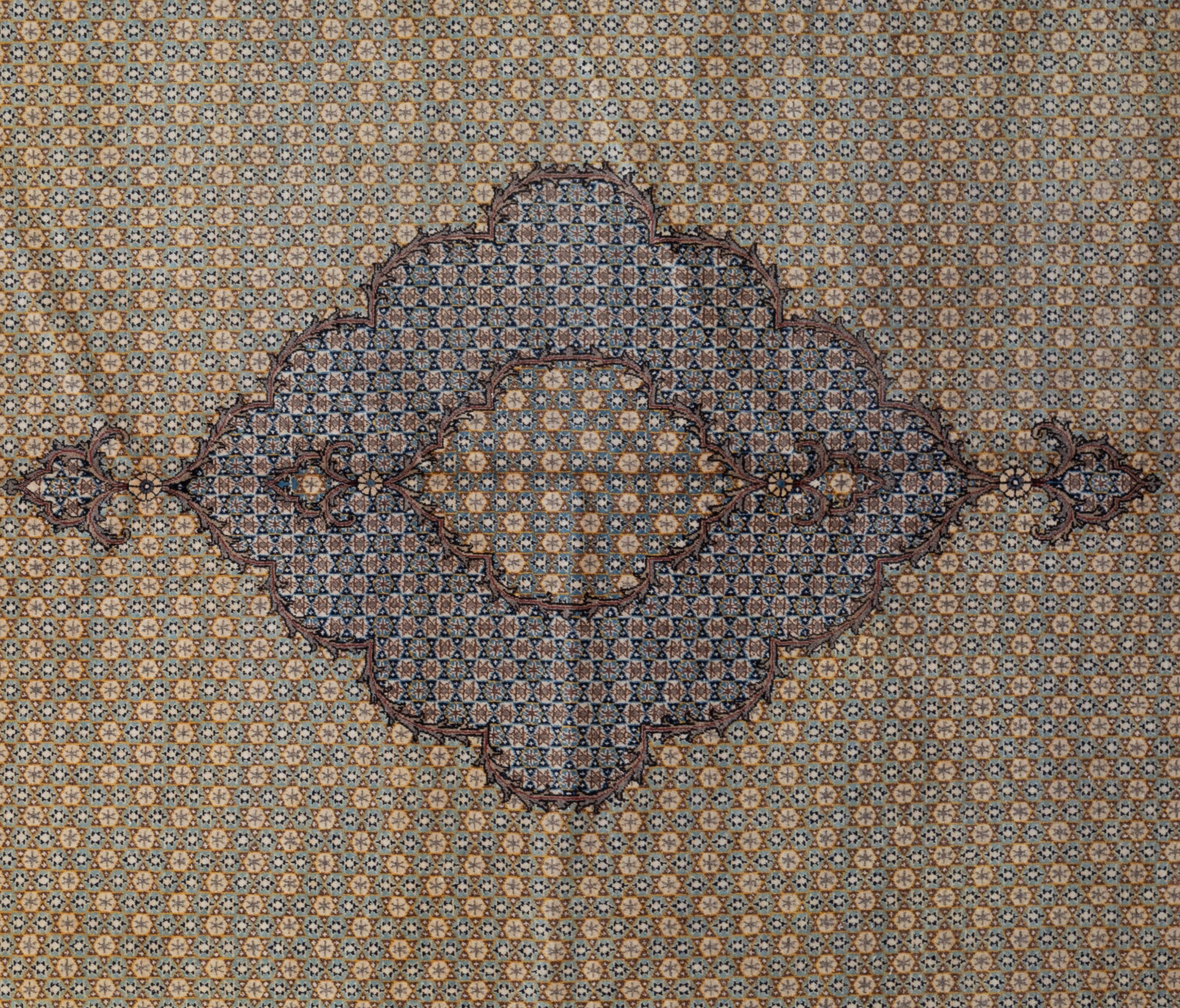 Entrez dans le royaume du luxe moderne avec ce tapis Tabriz, une fusion d'art et d'innovation. Conçu avec des lignes épurées et des motifs géométriques audacieux, il ajoute une touche de sophistication à tout espace. Fabriquée à partir de matériaux