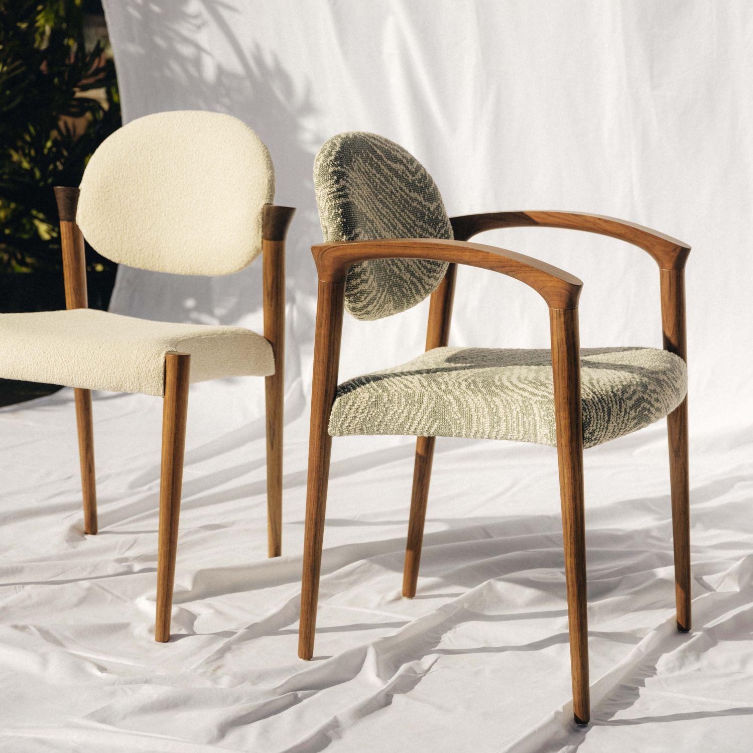 Silla Tanoco, en COM y Madera de Mutenye Satinada, Hecha a Mano en Portugal por Duistt

La silla Tanoco se inspira en la arquitectura y el diseño de interiores de mediados de siglo, con sus largos arcos que crean simultáneamente una sensación de