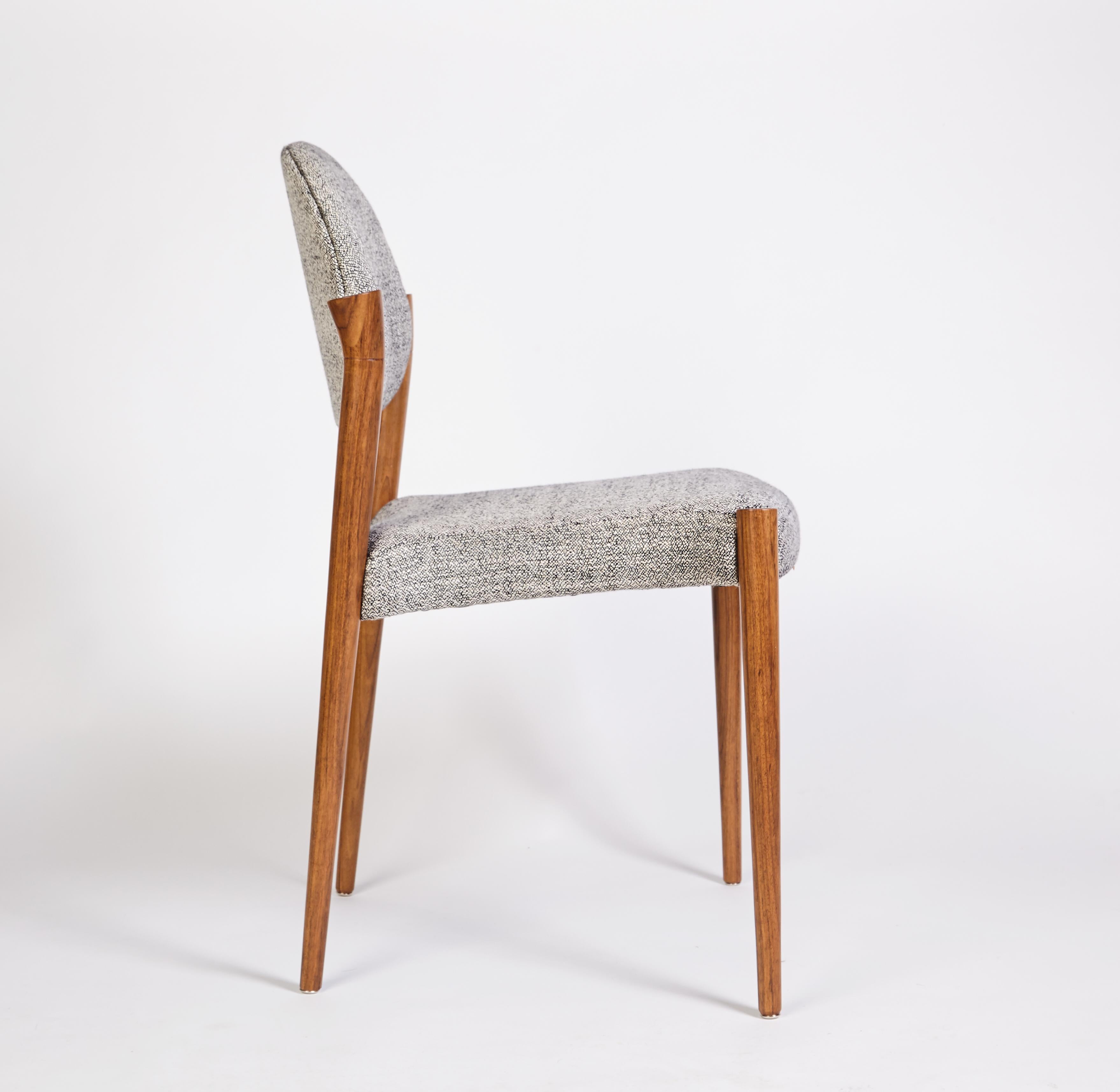 Tanoco Small Chair Set of 6 Chairs, Mutenye Wood, Handcrafted by Duistt

Les chaises Tanoco s'inspirent de l'architecture et de la décoration d'intérieur du milieu du siècle dernier. Avec ses longues arches, il crée simultanément une sensation de