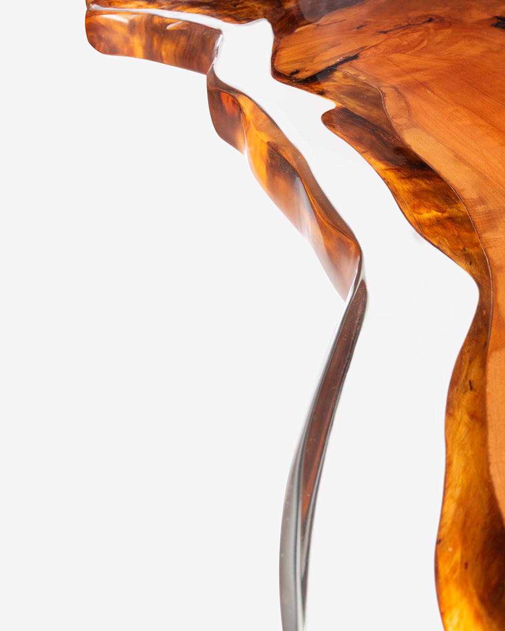 Taurus-Tisch des 21. Jahrhunderts, massives Macrocarpa-Holz, Harz, Hebanon, hergestellt in Italien (Italienisch) im Angebot
