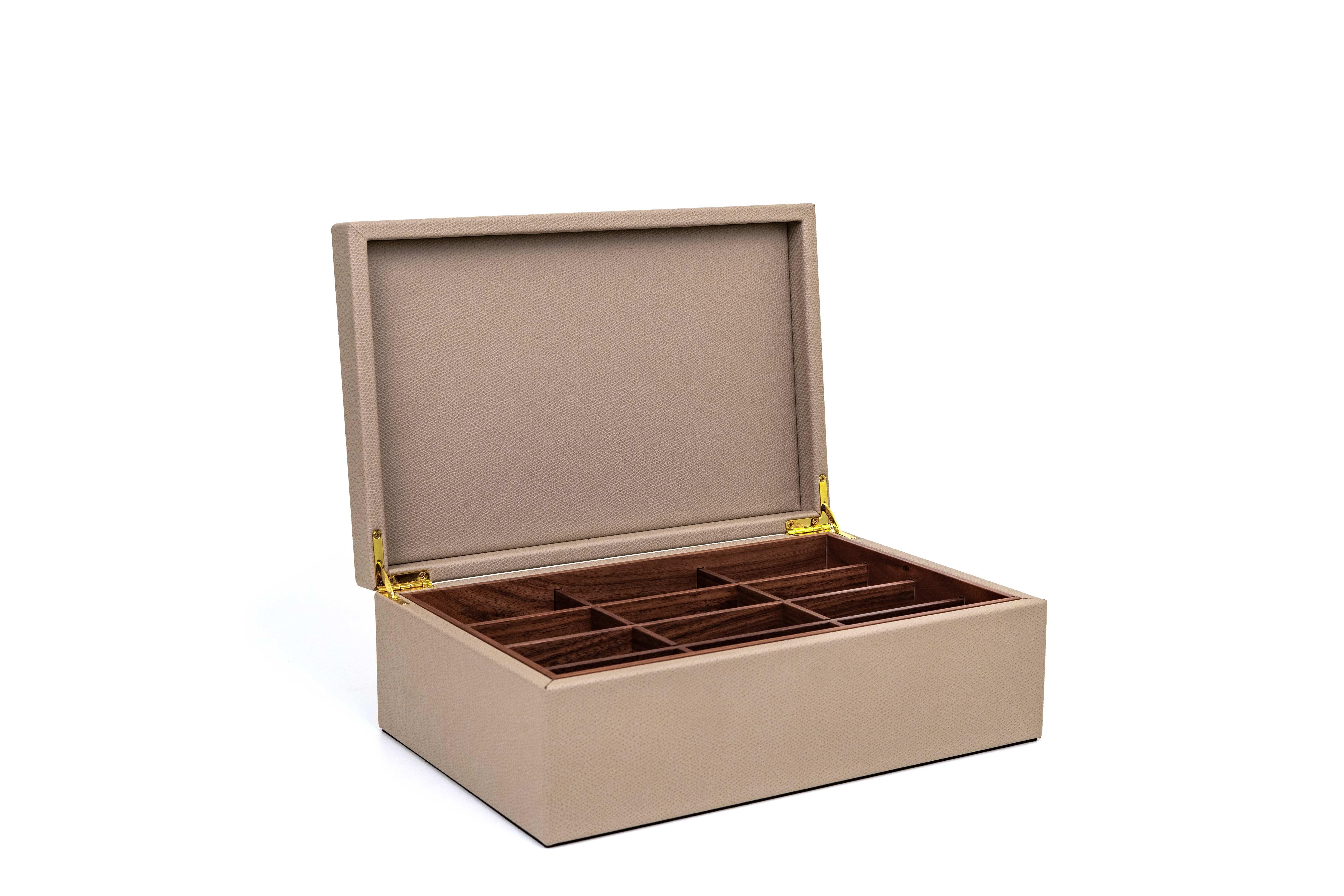 For true infusions' lovers.

Elevate your tea-drinking ritual with a wooden box covered outside with genuine calf leather. Its inner walnut wood structure is divided inside by compartments that feature twelve spaces to hold a variety of tea bags.