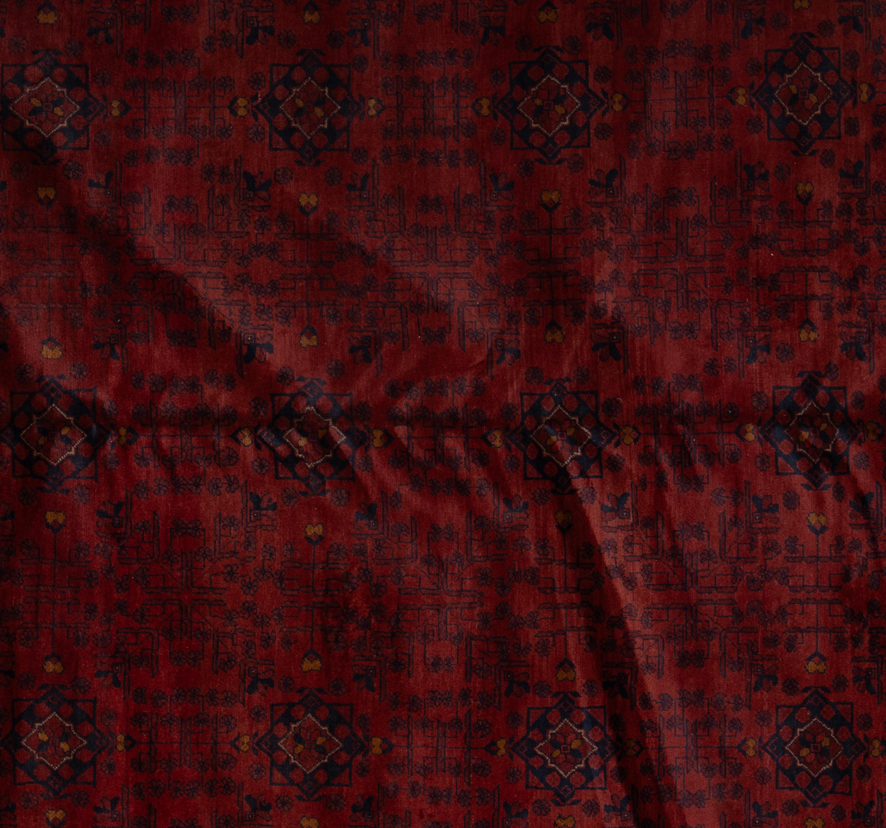 Esta exquisita alfombra india Tekeh es una mezcla magistral de diseño tradicional de Asia Central y fina artesanía india. Inspirada en los icónicos motivos Tekke de Turkmenistán, la alfombra presenta un motivo repetitivo -medallones octogonales