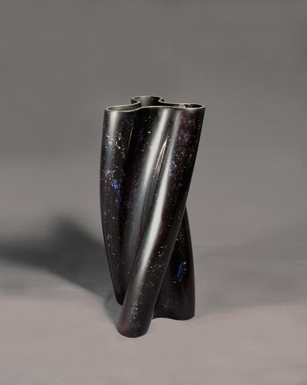 21st Century, Three Lobe, Cosmos Blue Lacquered Ceramic Vase by Golem of Italy (21. Jahrhundert und zeitgenössisch) im Angebot