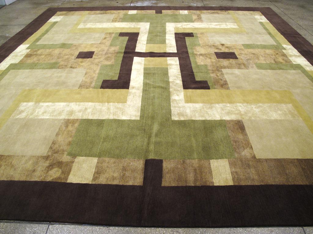 Ein moderner tibetischer Art Deco Square-Teppich für große Räume, inspiriert von Edward McKnight Kauffer, handgefertigt im 21. Jahrhundert.

Maße: 14' 2