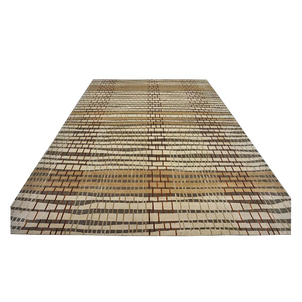  Ashly Fine Rugs présente un nouveau tapis d'inspiration moderne en laine et soie 10x14 Tan, Ivory, & Rust, fait main, avec des fibres lustrées et brillantes et un poil épais et durable. Cette magnifique collection a été conçue par notre designer