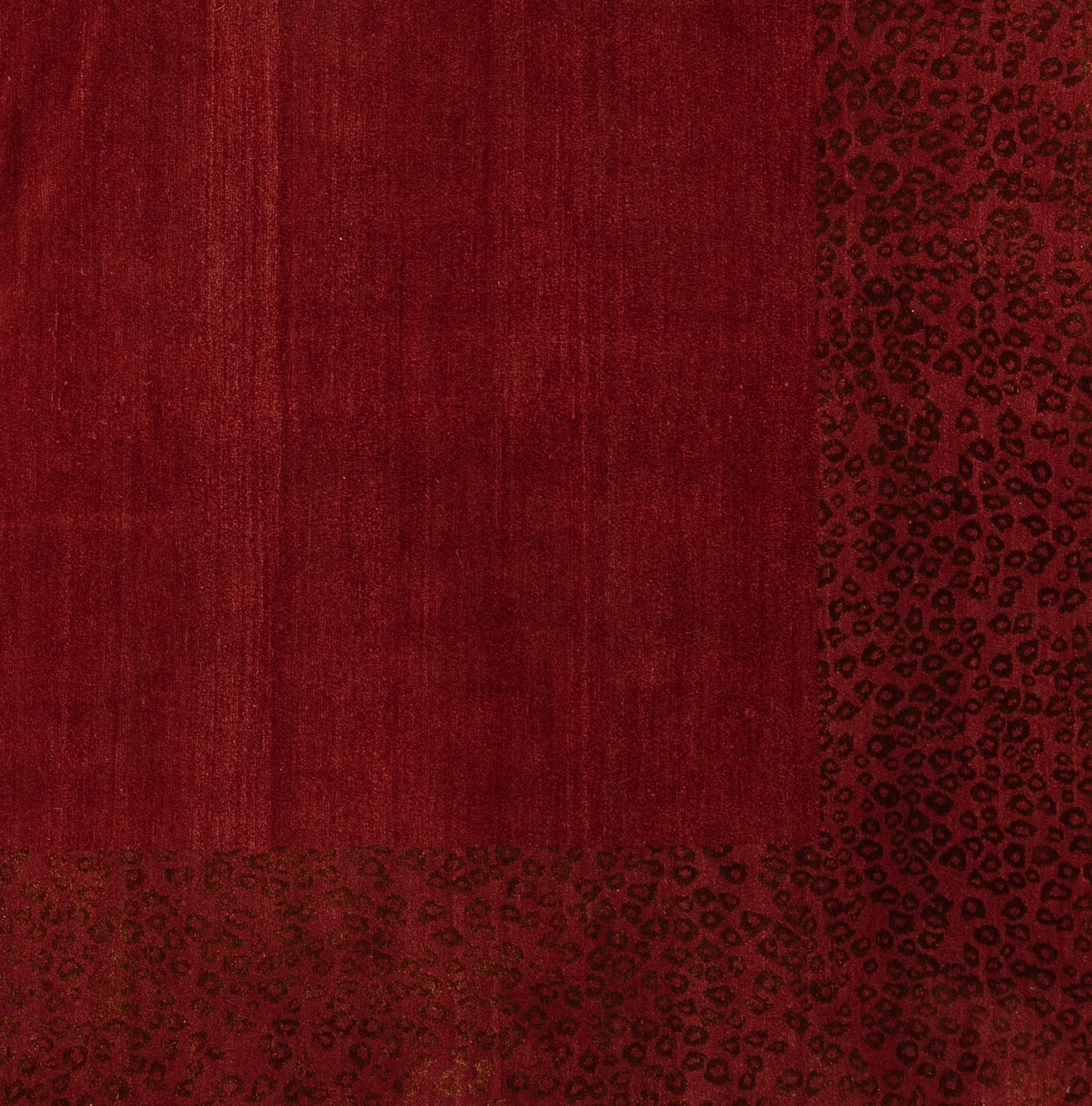 Verschönern Sie Ihr Zuhause mit diesem luxuriösen Teppich aus tibetischer Seide und Wolle, der in sorgfältiger Handarbeit in Nepal gefertigt wurde. Dieses exquisite Stück zeichnet sich durch eine atemberaubende Palette an leuchtenden Farbtönen aus,