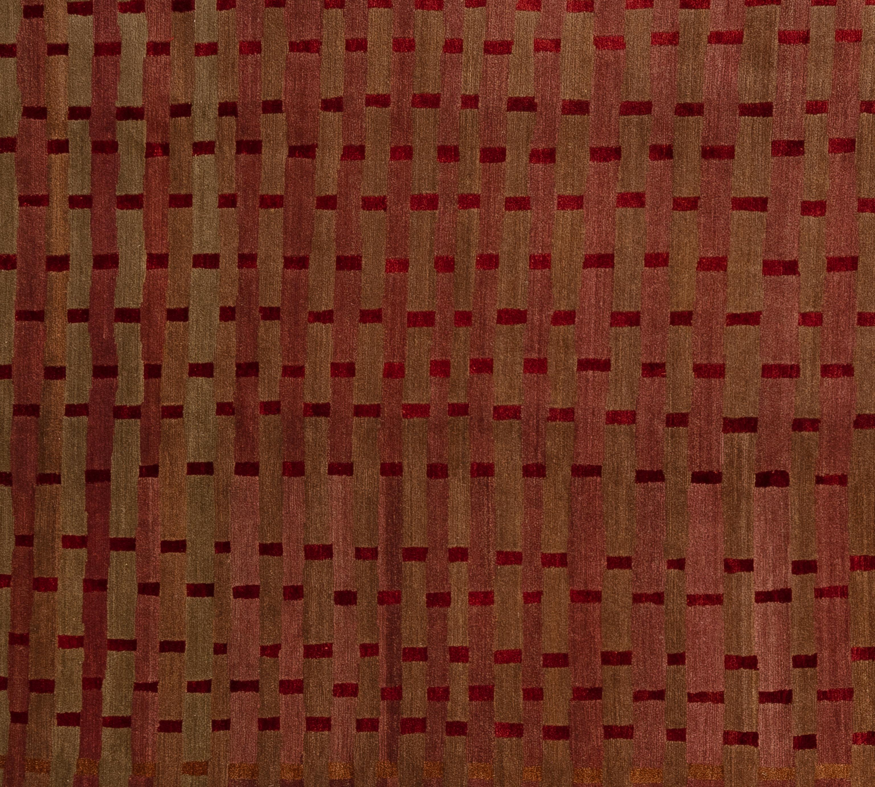Verschönern Sie Ihr Zuhause mit diesem luxuriösen Teppich aus tibetischer Wolle und Seide, der in sorgfältiger Handarbeit in Nepal hergestellt wird. Dieses exquisite Stück zeichnet sich durch eine atemberaubende Palette an leuchtenden Farbtönen aus,