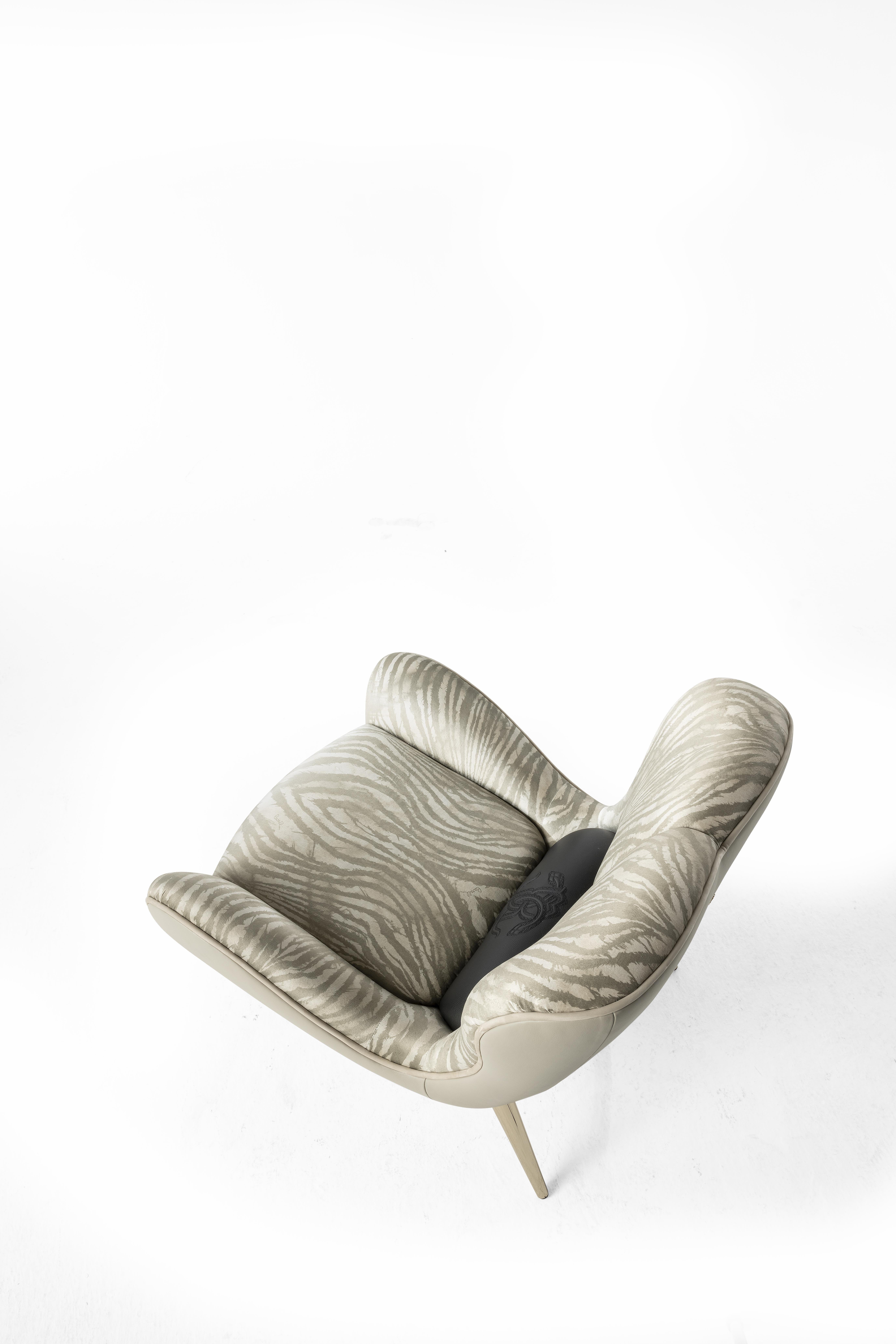 21st Century Tifnit Armchair in Leather by Roberto Cavalli Home Interiors In New Condition For Sale In Cantù, Lombardia