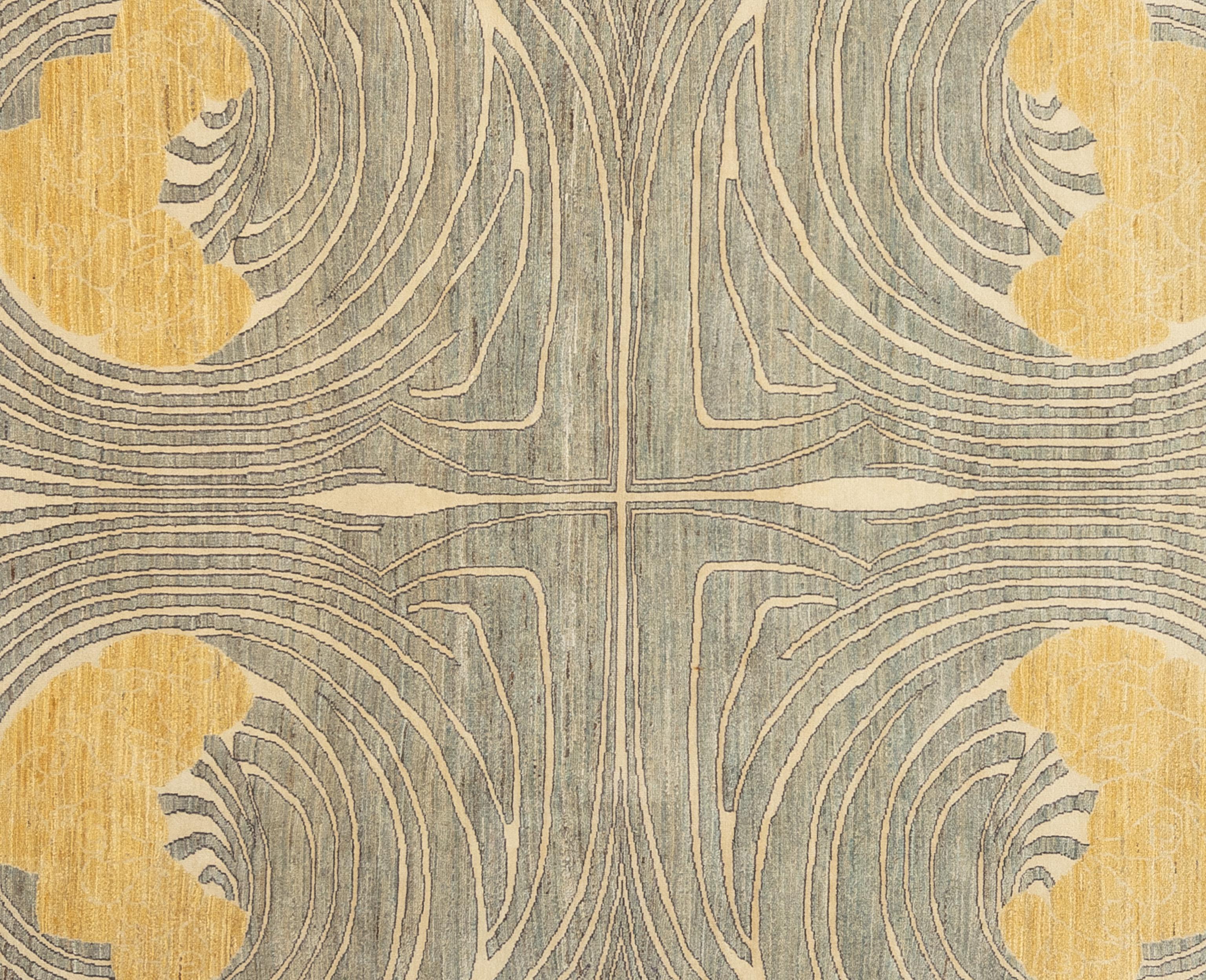 Eleva l'arredamento della tua casa con questo bellissimo tappeto di transizione, un vero capolavoro di artigianato. Caratterizzato da intricati motivi geometrici e da un'accattivante miscela di toni della terra, questo tappeto aggiunge un tocco di