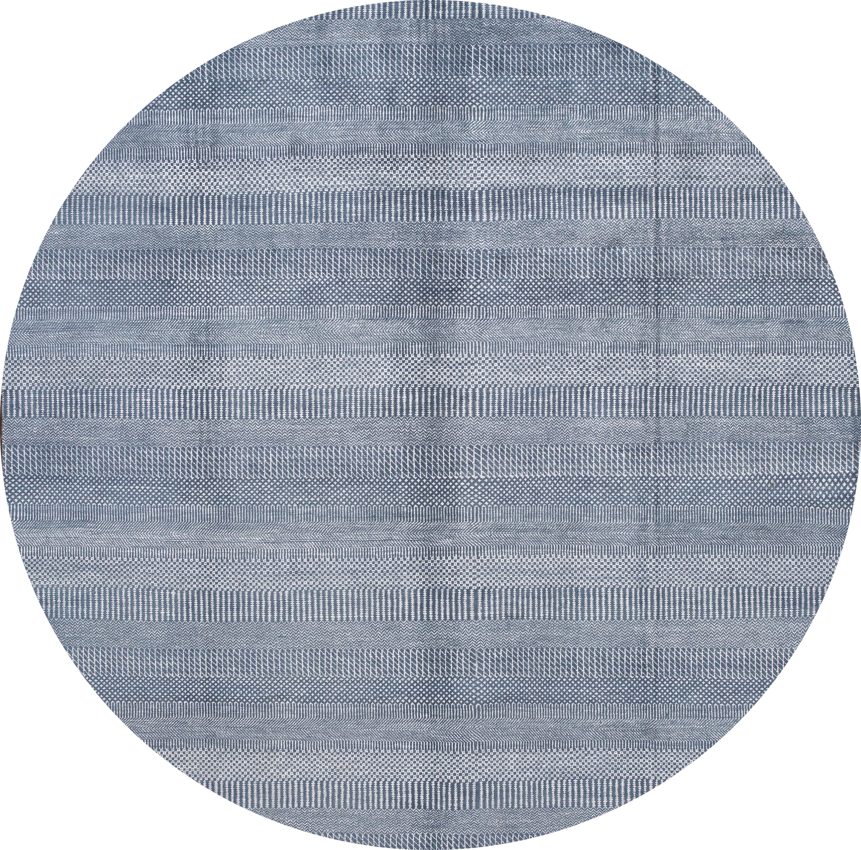 Ein schöner Savannah-Teppich des 21. Jahrhunderts mit einem blauen Feld über das gesamte Design.
Dieser Teppich misst: 8' x 10'.