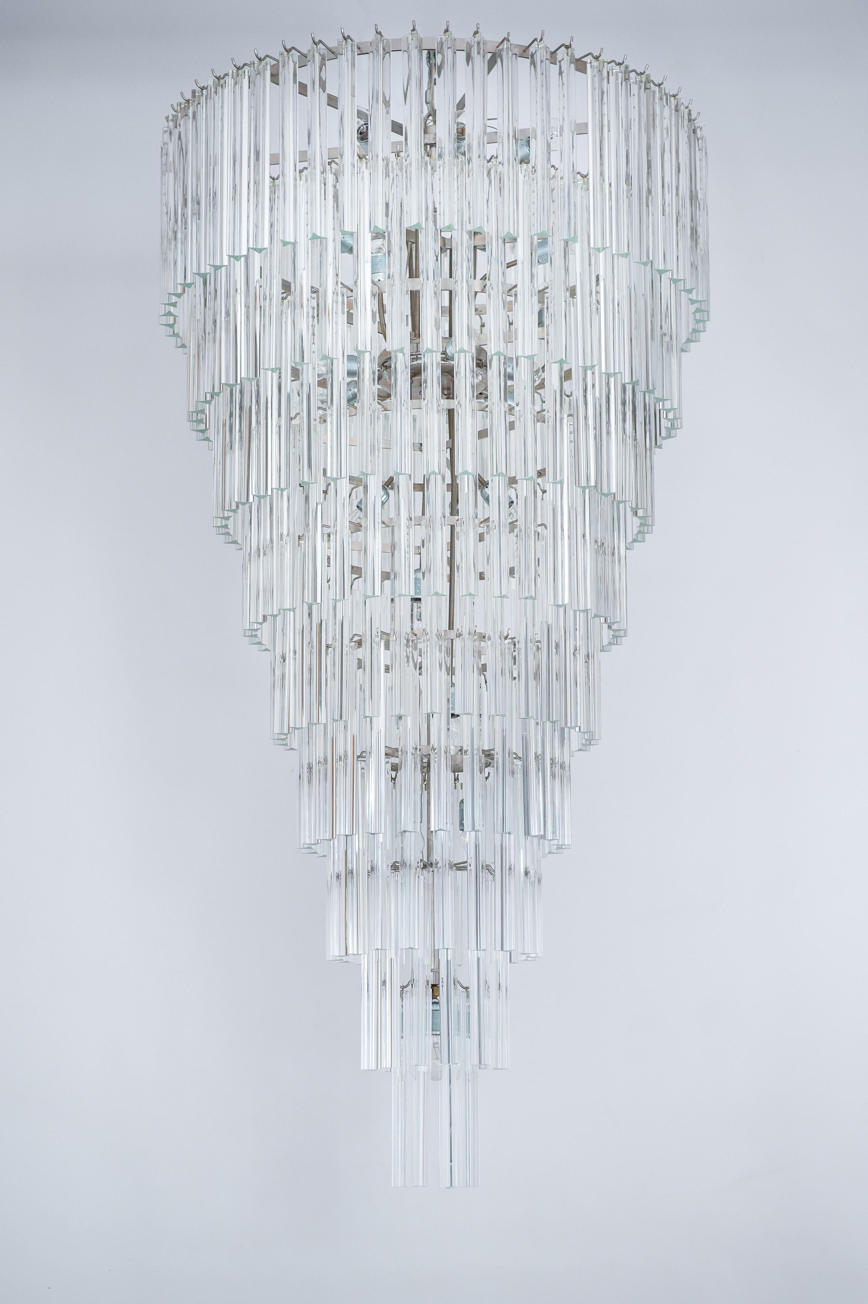 transparenter Kegel-Kronleuchter aus Muranoglas des 21. Jahrhunderts, hergestellt in Venedig.
Dieser außergewöhnliche Kronleuchter bringt einen raffinierten Hauch von Venedig in sich, durch seine elegante Form und seine hellen Lichter, die das