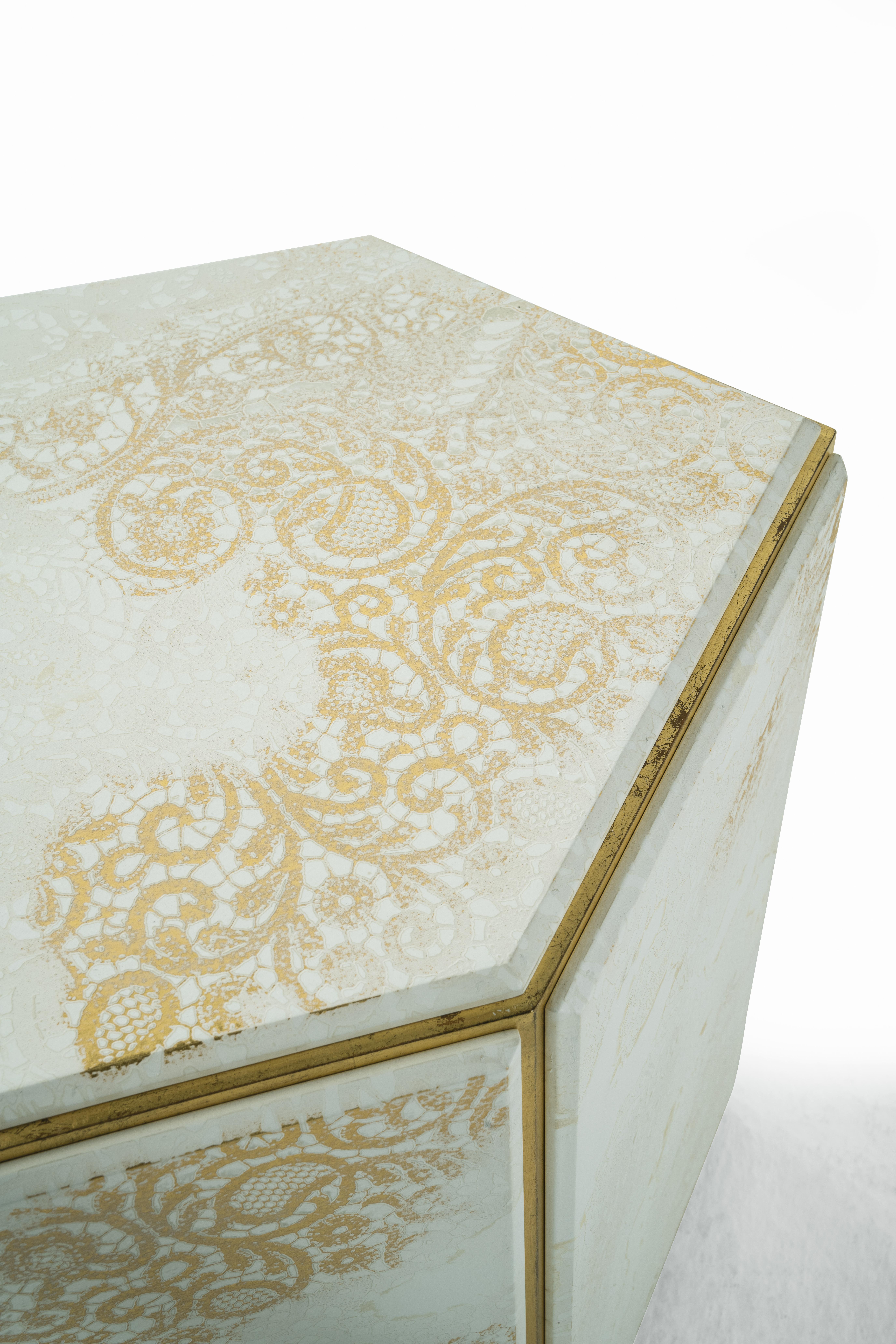 21st Century Très Jolie Low Table with Gold Leaf Laser Engraved Lace  In New Condition For Sale In Cantù, Lombardia