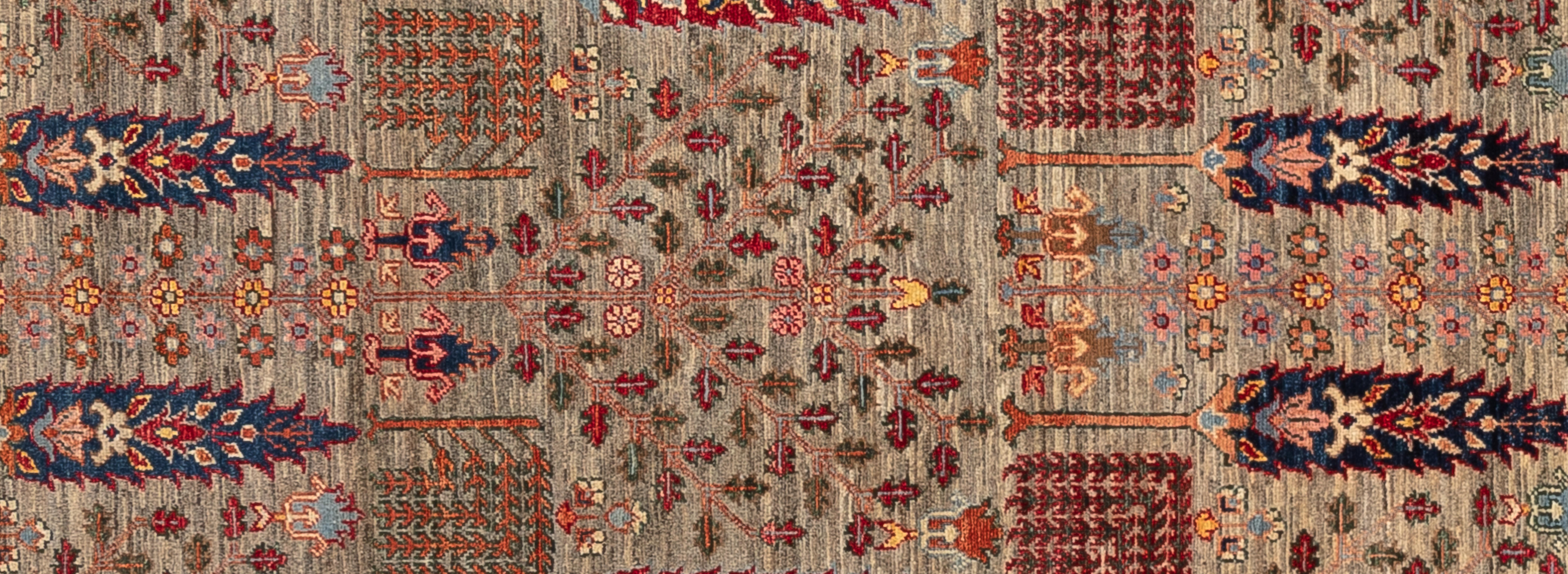 Dieser gedämpfte Tribal-Teppich zeichnet sich durch atemberaubende, aber bescheidene Details aus. Wunderschön handgewebt in Pakistan und aus 100% handgesponnener Wolle hergestellt.

Größe - 3'5