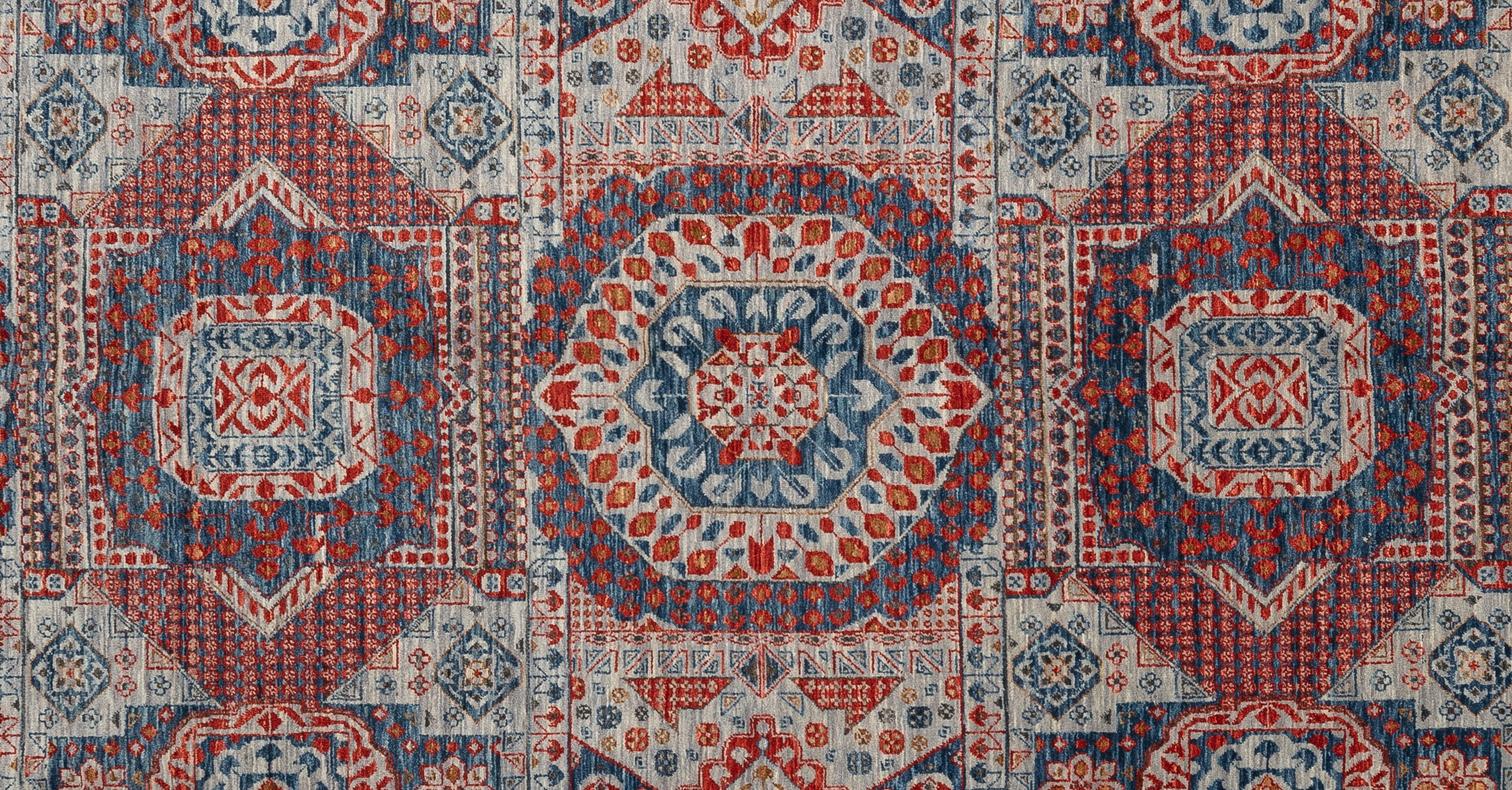 Entrez dans un monde de charme culturel avec ce superbe tapis tribal, un chef-d'œuvre qui raconte une histoire à travers son design complexe. Ce tapis présente des couleurs vibrantes et des motifs tribaux uniques qui apportent chaleur et caractère à