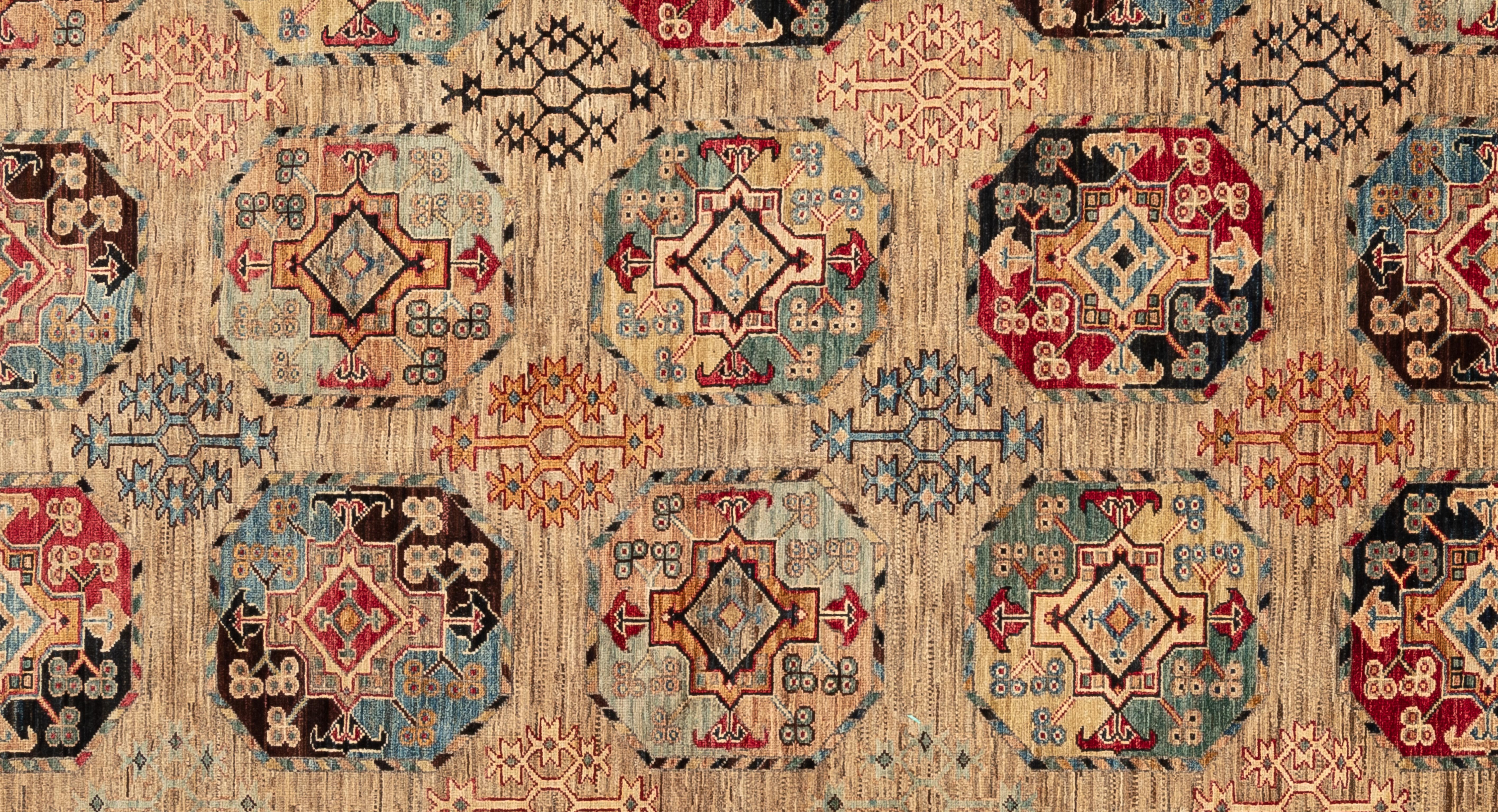 Tapis moderne magnifiquement détaillé provenant des forêts subtropicales du Pakistan. Tissé à la main par des maîtres tisserands et composé de 100% de laine. 

Taille - 8'1