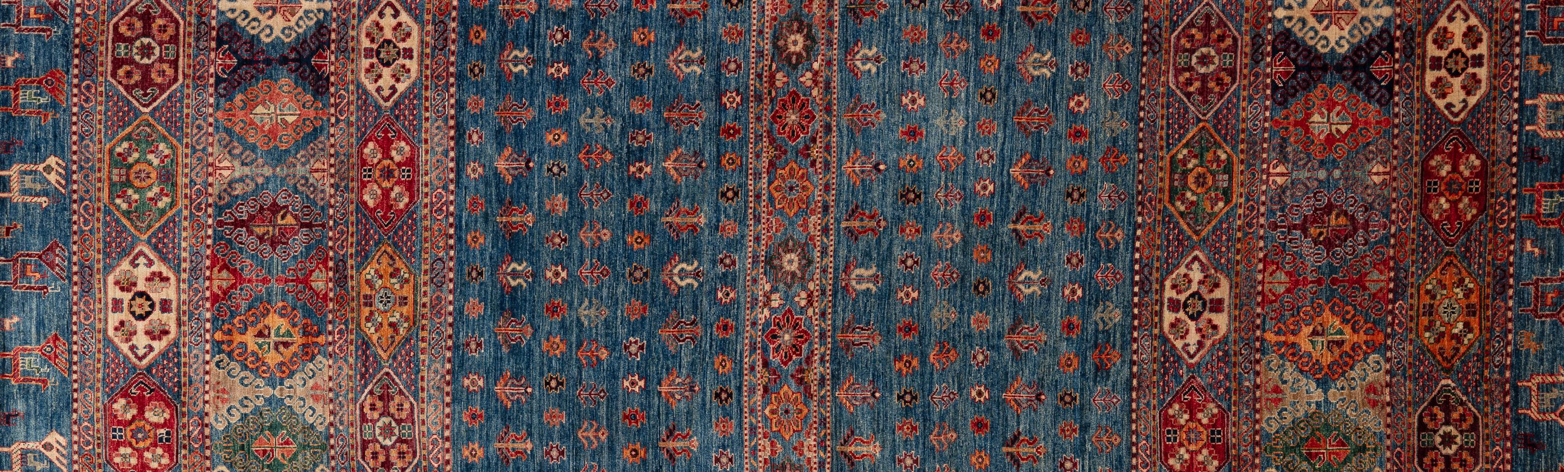 Dieser Stammesteppich ist nicht nur ein Dekorationsstück, sondern ein kultureller Wandteppich, der mit Geschichten und Erbe verwoben ist. Jedes Motiv und jedes Muster spiegelt die reiche Vielfalt der pakistanischen Kultur wider und lässt sich von