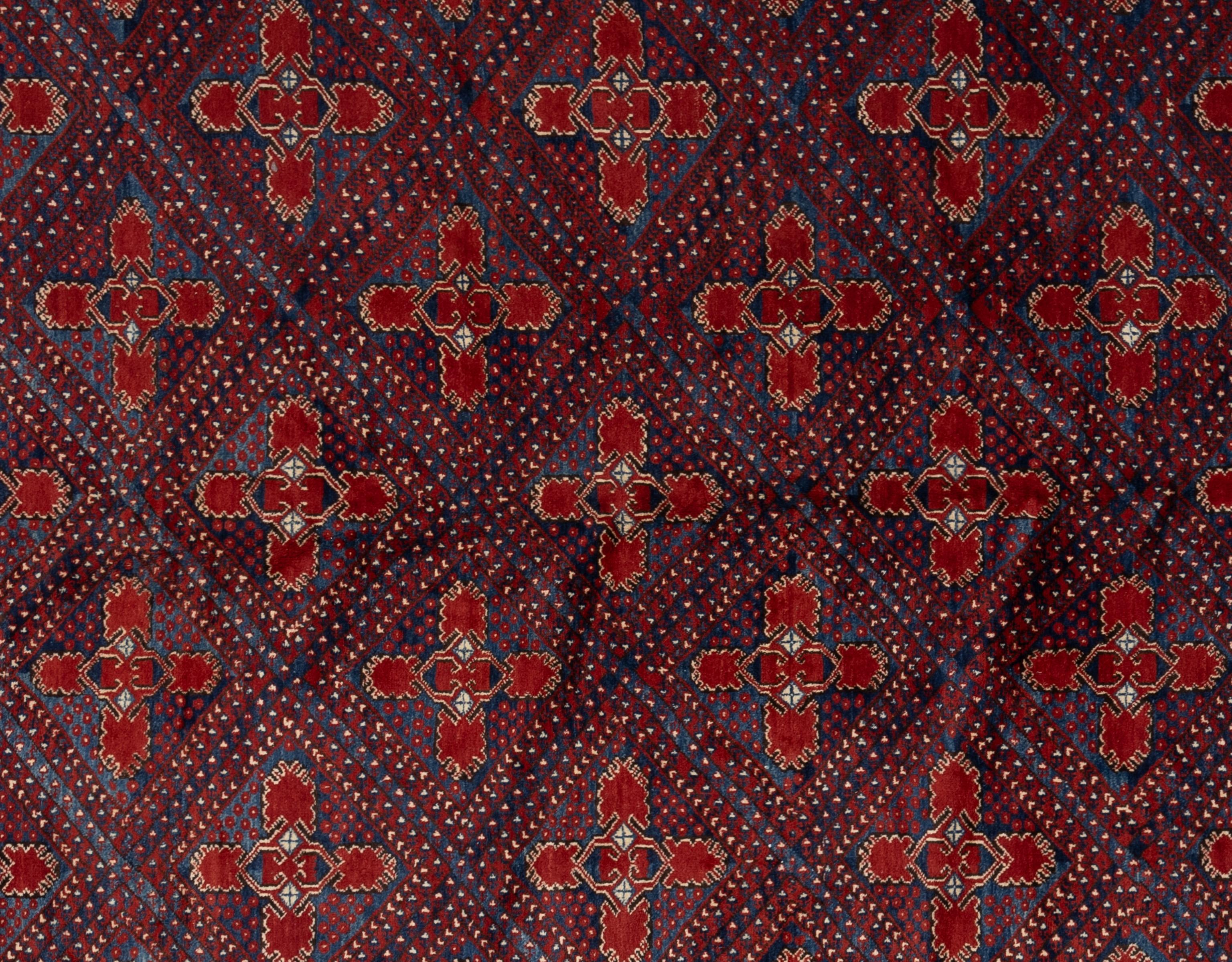 Ce tapis exquis est une véritable œuvre d'art, habilement tissée à la main par des artisans expérimentés selon des méthodes traditionnelles. Orné de motifs complexes et d'une palette de couleurs audacieuses, ce tapis est un point de mire saisissant
