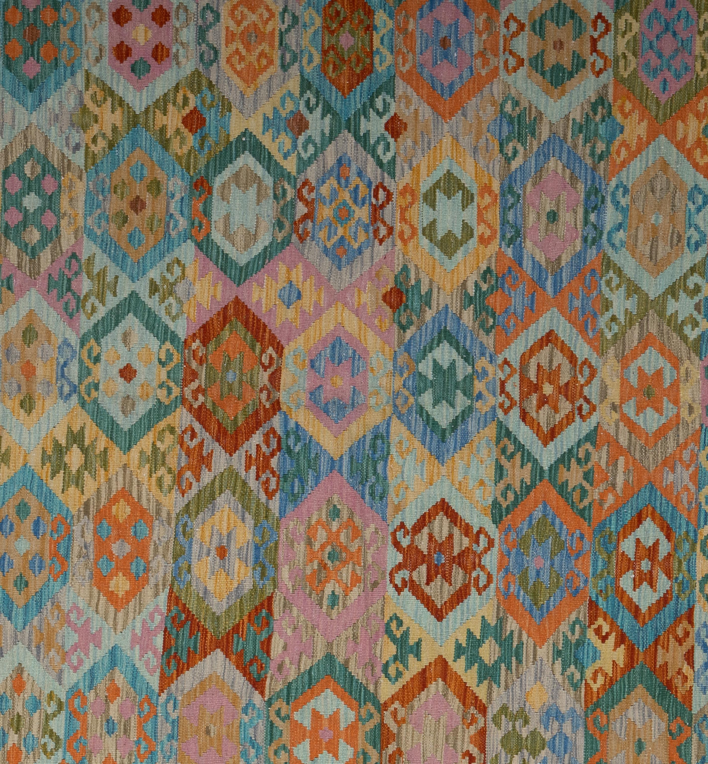 Dieser Kelimteppich ist nicht nur ein Dekorationsstück, sondern ein kultureller Wandteppich, der mit Geschichten und Erbe verwoben ist. Dieser Teppich ist nicht nur optisch ansprechend, sondern schlägt auch eine Brücke zwischen Vergangenheit und