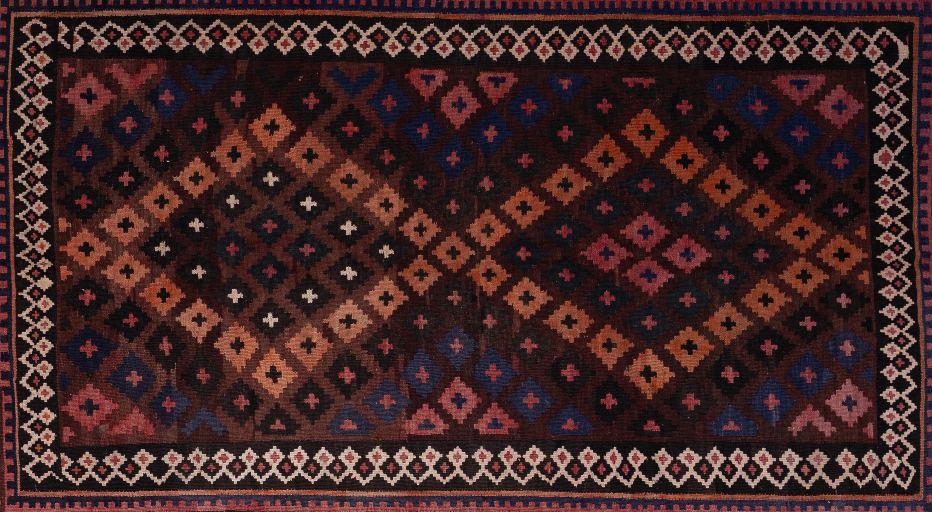 Questo tappeto kilim non è solo un oggetto d'arredamento, ma un arazzo culturale intessuto di storie e tradizioni. Al di là del suo fascino visivo, questo tappeto funge da ponte tra il passato e il presente, onorando le tecniche antiche e