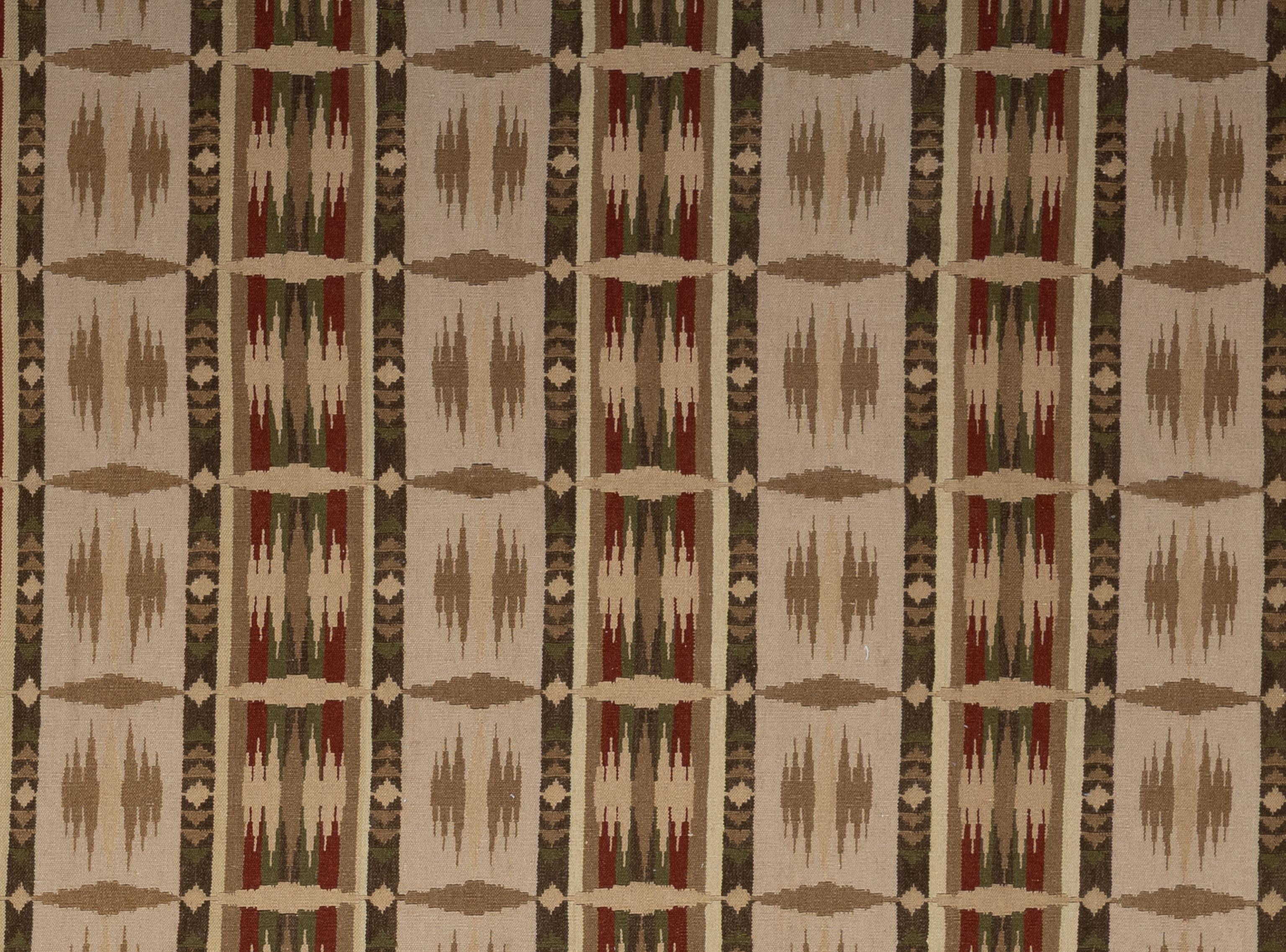 Questo tappeto kilim non è solo un oggetto d'arredamento, ma un arazzo culturale intessuto di storie e tradizioni. Al di là del suo fascino visivo, questo tappeto funge da ponte tra il passato e il presente, onorando le tecniche antiche e