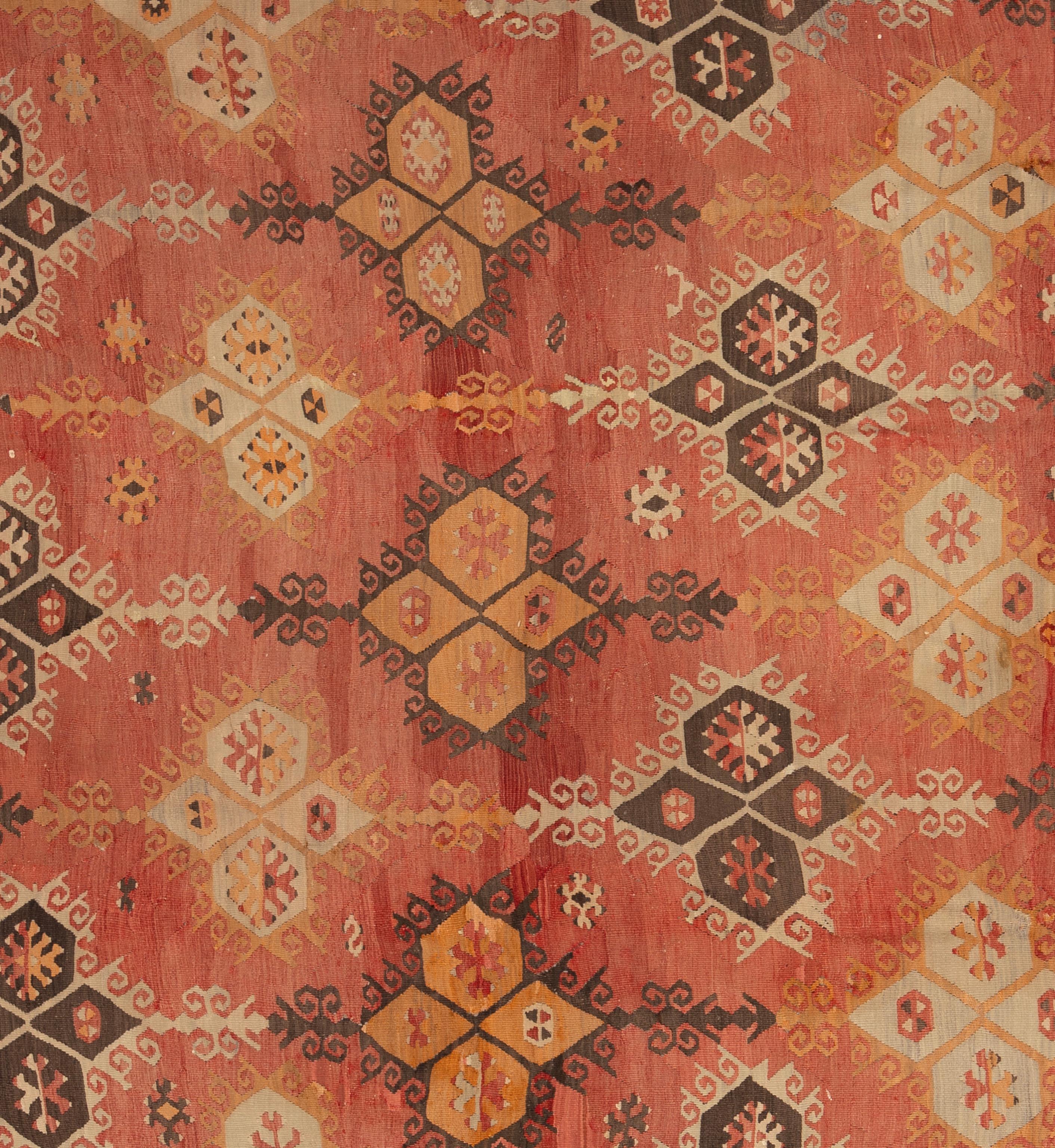 Ce tapis Rug & Kilim n'est pas seulement un élément de décoration, c'est une tapisserie culturelle tissée d'histoires et d'héritage. Au-delà de son attrait visuel, ce tapis sert de pont entre le passé et le présent, honorant les techniques