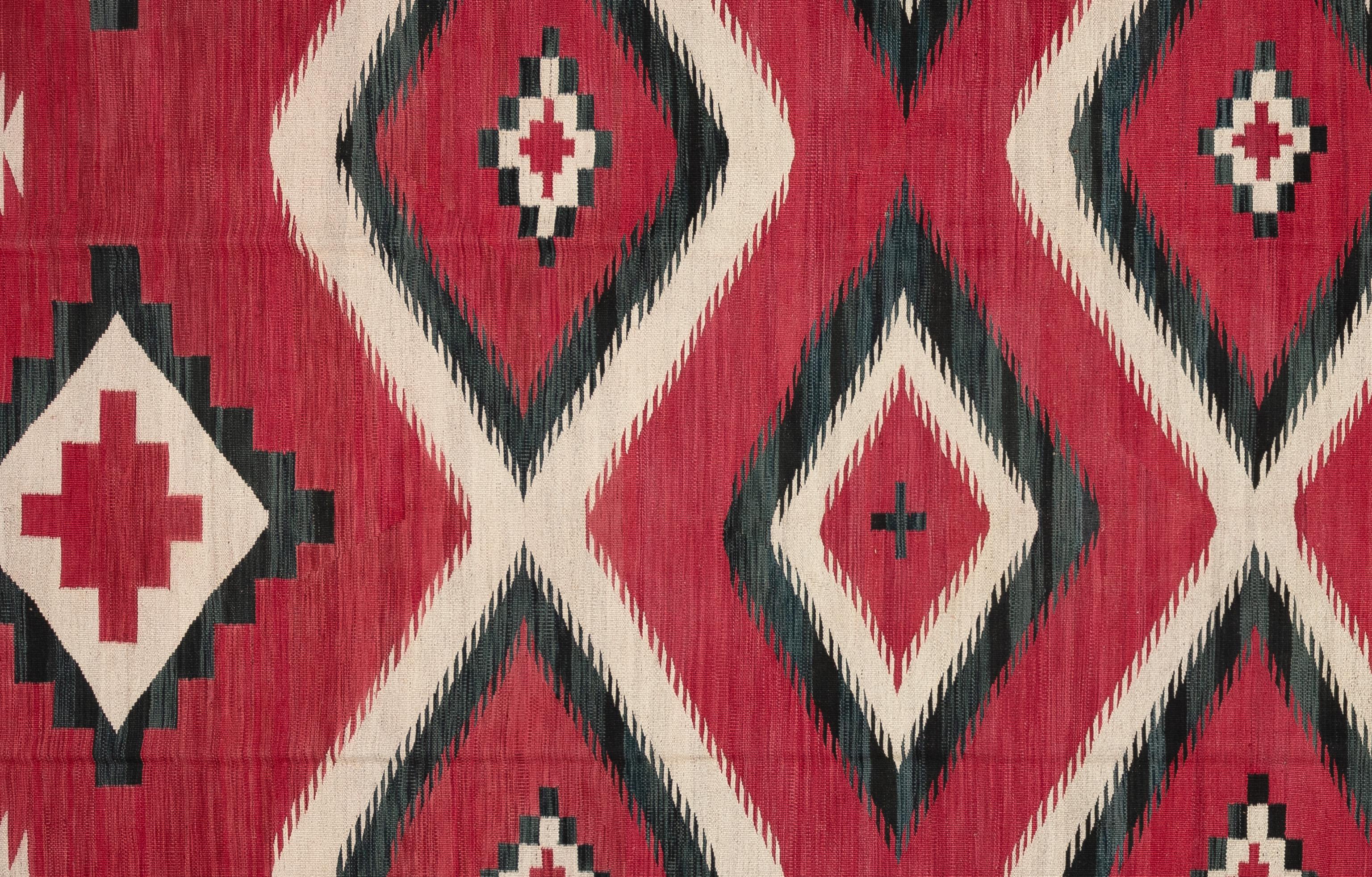 Dieser Stammesteppich ist nicht nur ein Dekorationsstück, sondern ein kultureller Wandteppich, der mit Geschichten und Erbe verwoben ist. Jedes Motiv und Muster spiegelt die reiche Vielfalt der indischen Kultur wider und ist von alten Traditionen