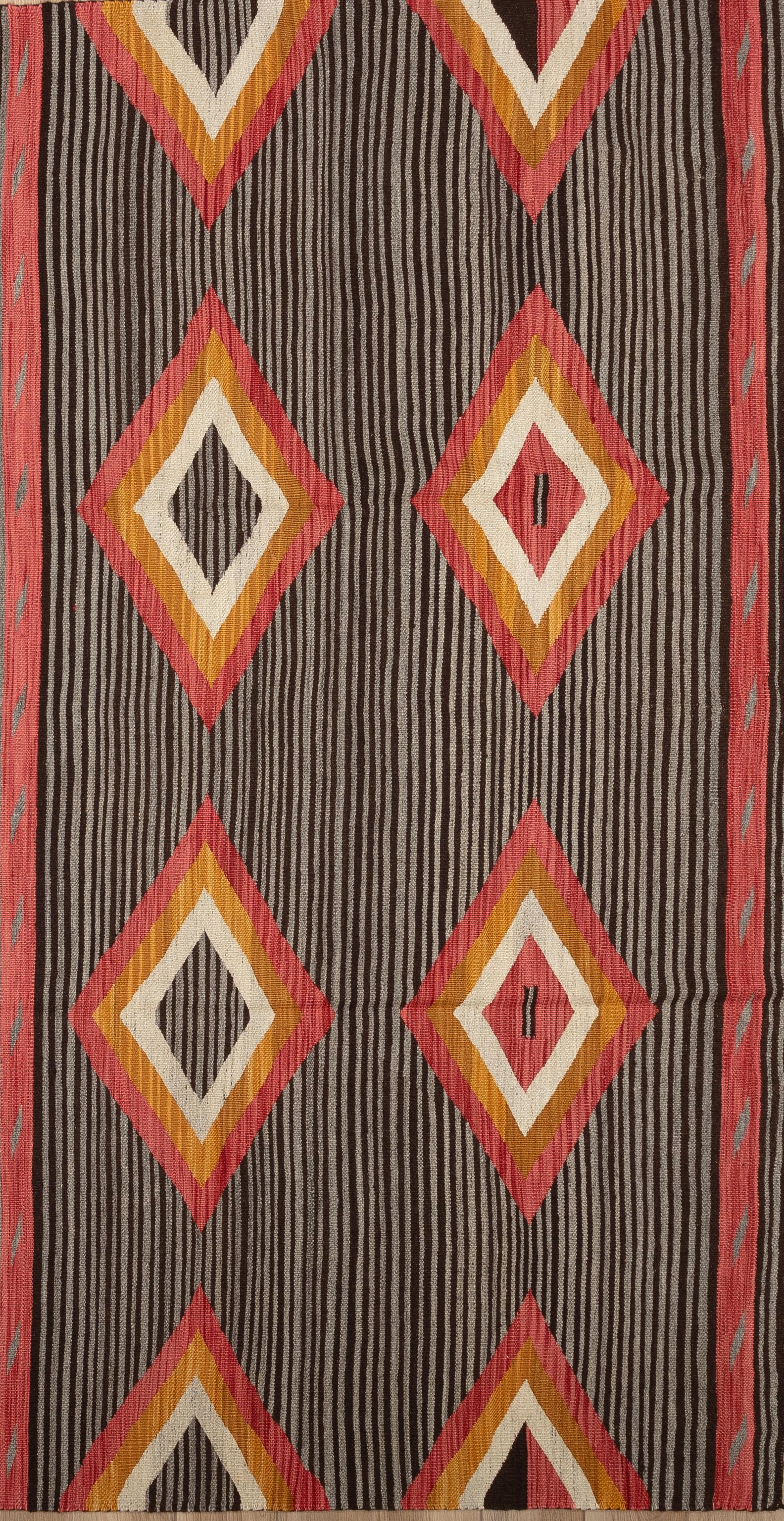 Dieser Stammesteppich ist nicht nur ein Dekorationsstück, sondern ein kultureller Wandteppich, der mit Geschichten und Erbe verwoben ist. Jedes Motiv und Muster spiegelt die reiche Vielfalt der indischen Kultur wider und ist von alten Traditionen