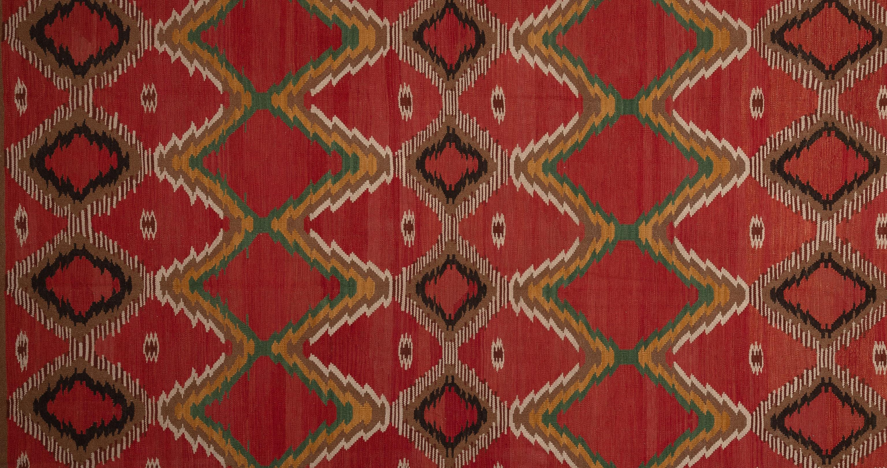 Dieser Stammesteppich ist nicht nur ein Dekorationsstück, sondern ein kultureller Wandteppich, der mit Geschichten und Erbe verwoben ist. Jedes Motiv und Muster spiegelt die reiche Vielfalt der indischen Kultur wider und ist von alten Traditionen