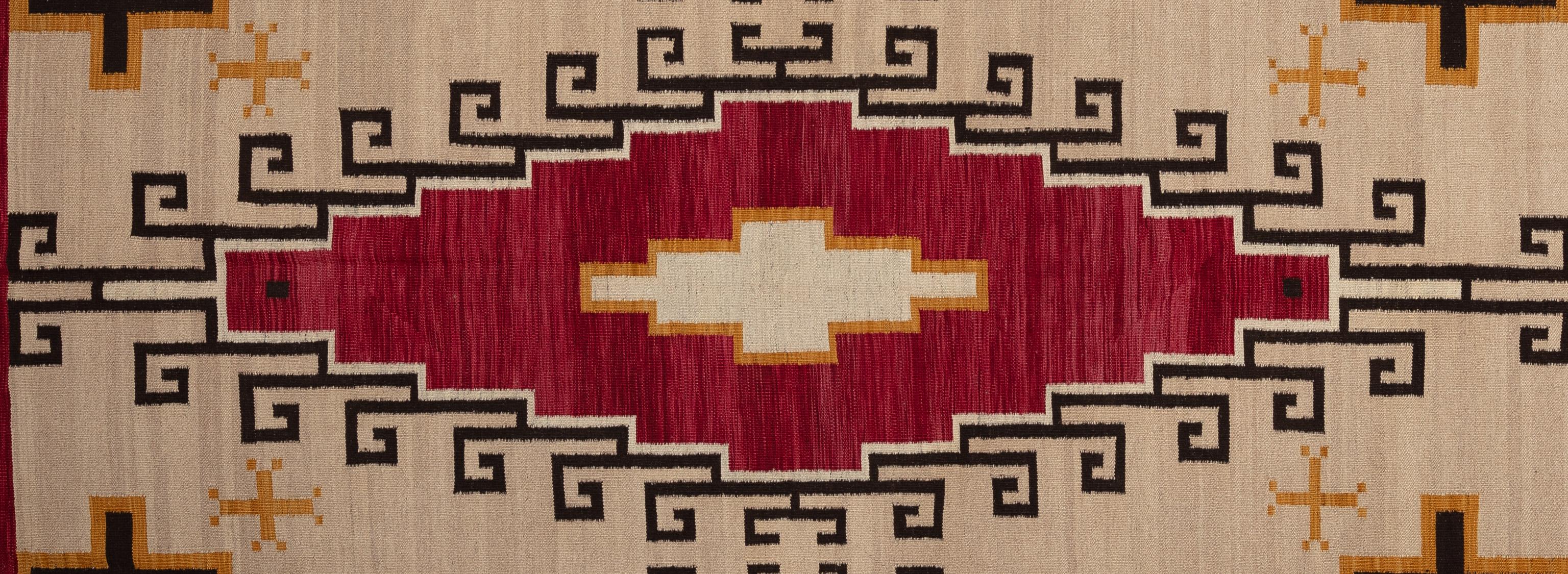 Dieser Stammesteppich ist nicht nur ein Dekorationsstück, sondern ein kultureller Wandteppich, der mit Geschichten und Erbe verwoben ist. Jedes Motiv und Muster spiegelt die reiche Vielfalt der indischen Kultur wider und ist von alten Traditionen