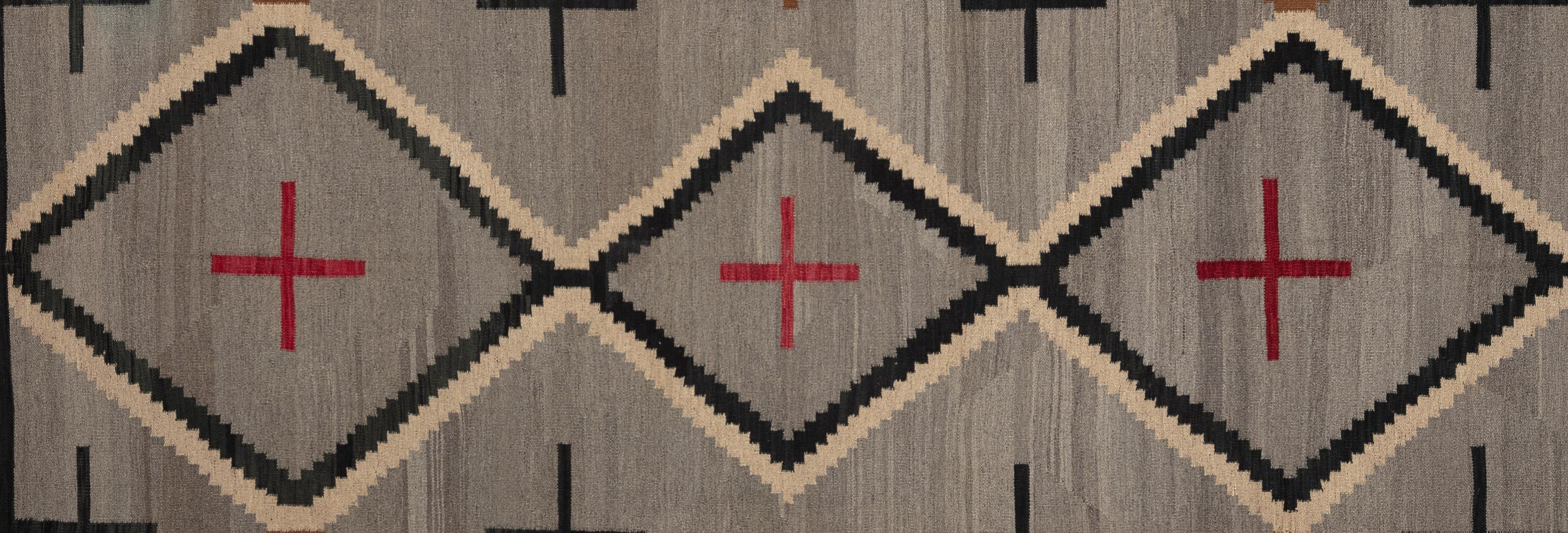 Dieser Stammesteppich ist nicht nur ein Dekorationsstück, sondern ein kultureller Wandteppich, der mit Geschichten und Erbe verwoben ist. Jedes Motiv und Muster spiegelt die reiche Vielfalt der indischen Kultur wider und ist von alten Traditionen