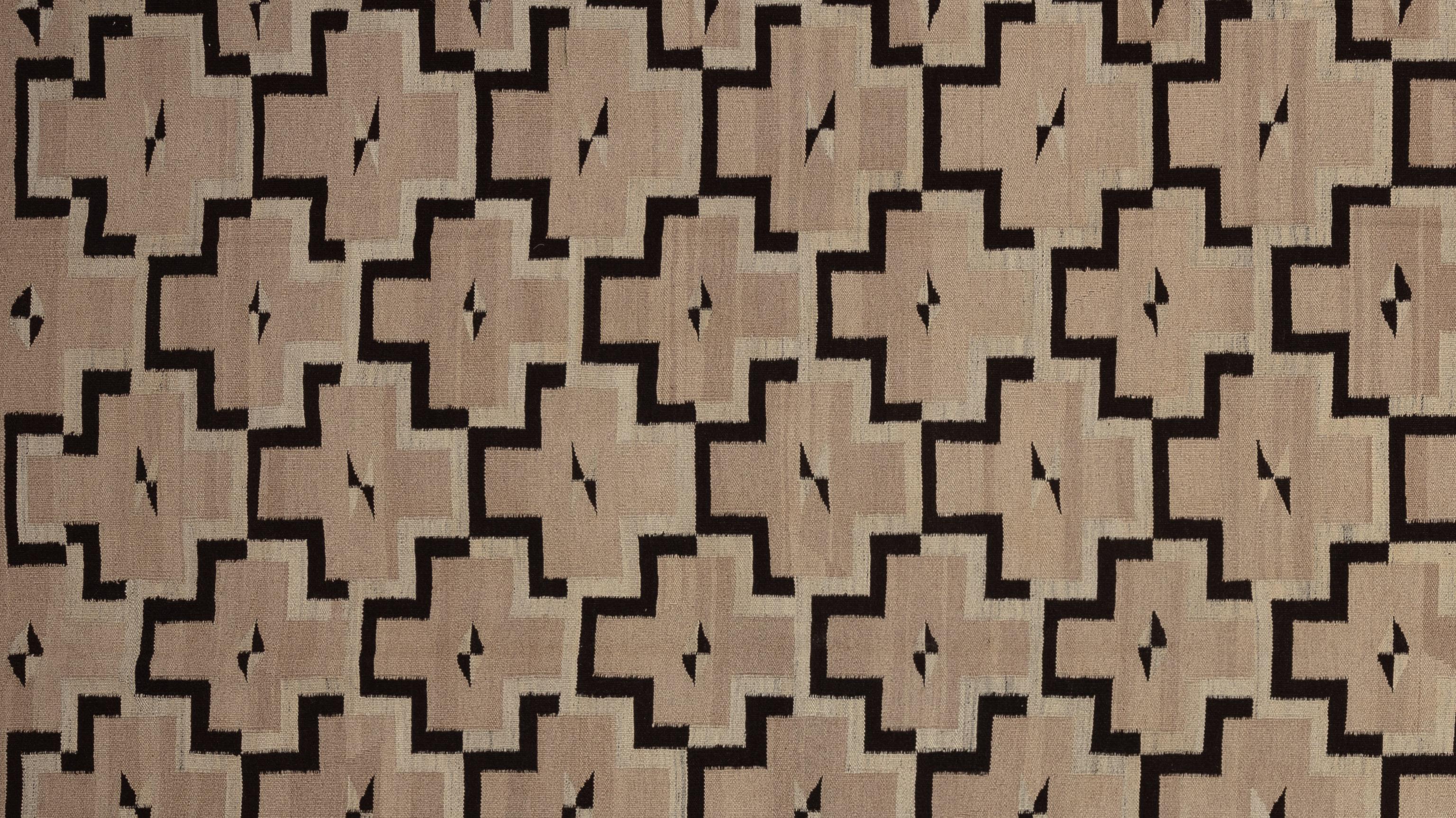 Dieser Stammesteppich ist nicht nur ein Dekorationsstück, sondern ein kultureller Wandteppich, der mit Geschichten und Erbe verwoben ist. Jedes Motiv und Muster spiegelt die reiche Vielfalt der indischen Kultur wider und ist von alten Traditionen