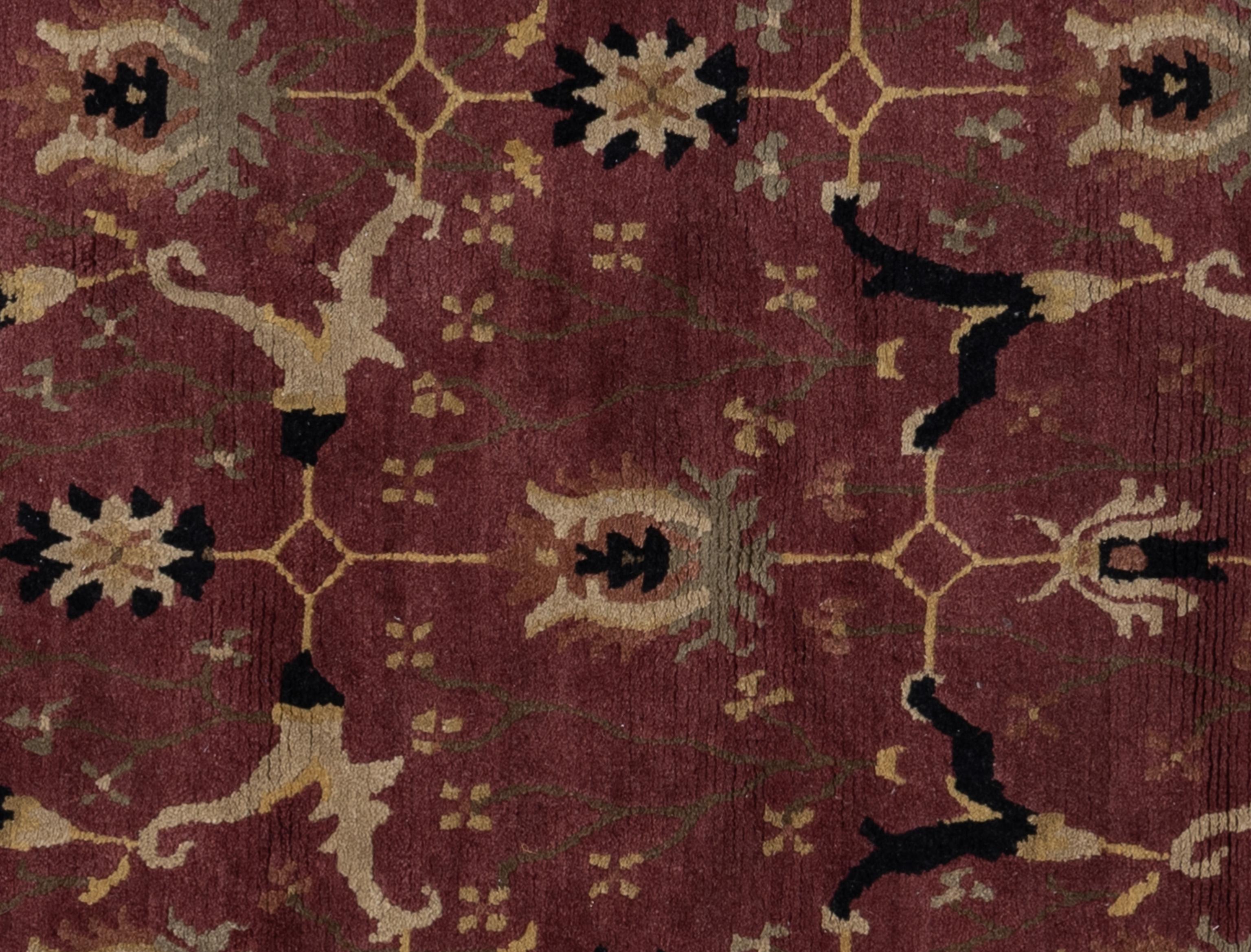 Dieser exquisite, im Hochland von Nepal handgeknüpfte Hochflorteppich verbindet auf wunderbare Weise jahrhundertealtes türkisches Design mit Kunstfertigkeit aus dem Himalaya. Der Teppich ist aus hochwertiger handgesponnener Wolle und natürlichen
