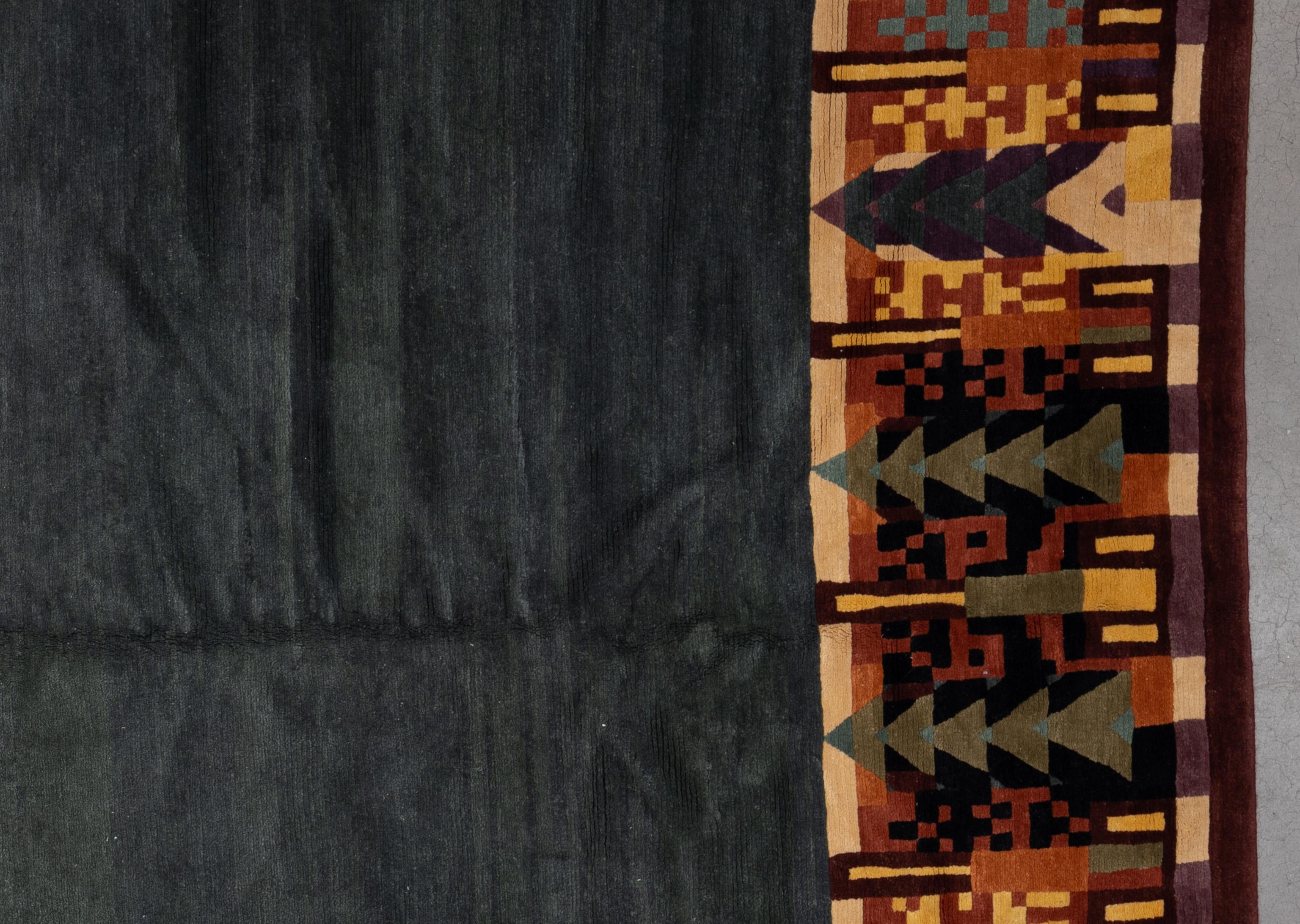 Dieser Stammesteppich ist nicht nur ein Dekorationsstück, sondern ein kultureller Wandteppich, der mit Geschichten und Erbe gefüllt ist. Jedes Motiv und Muster ist von alten Traditionen und künstlerischen Einflüssen inspiriert. Abgesehen von seiner