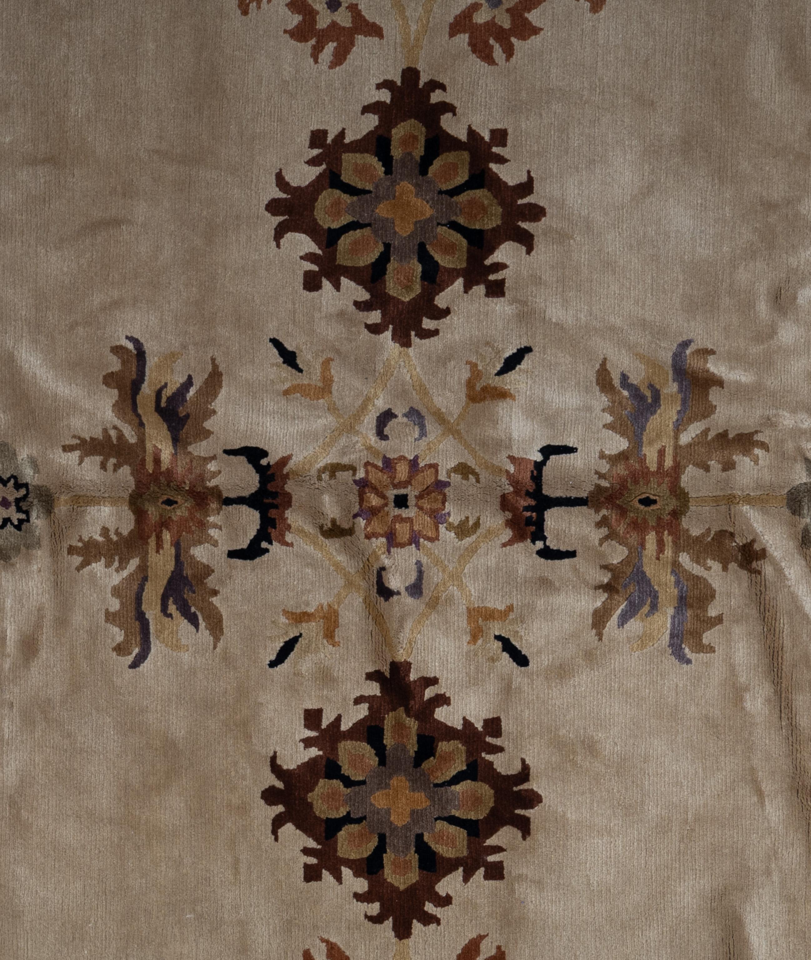 Dieser elegante Teppich im Tribal-Stil zeichnet sich durch ein subtiles und raffiniertes Design aus, das aus feiner Wolle gewebt ist und eine weiche Mischung aus Erdtönen zeigt. Dieses in Nepal handgefertigte Stück bietet mit seinem schlichten