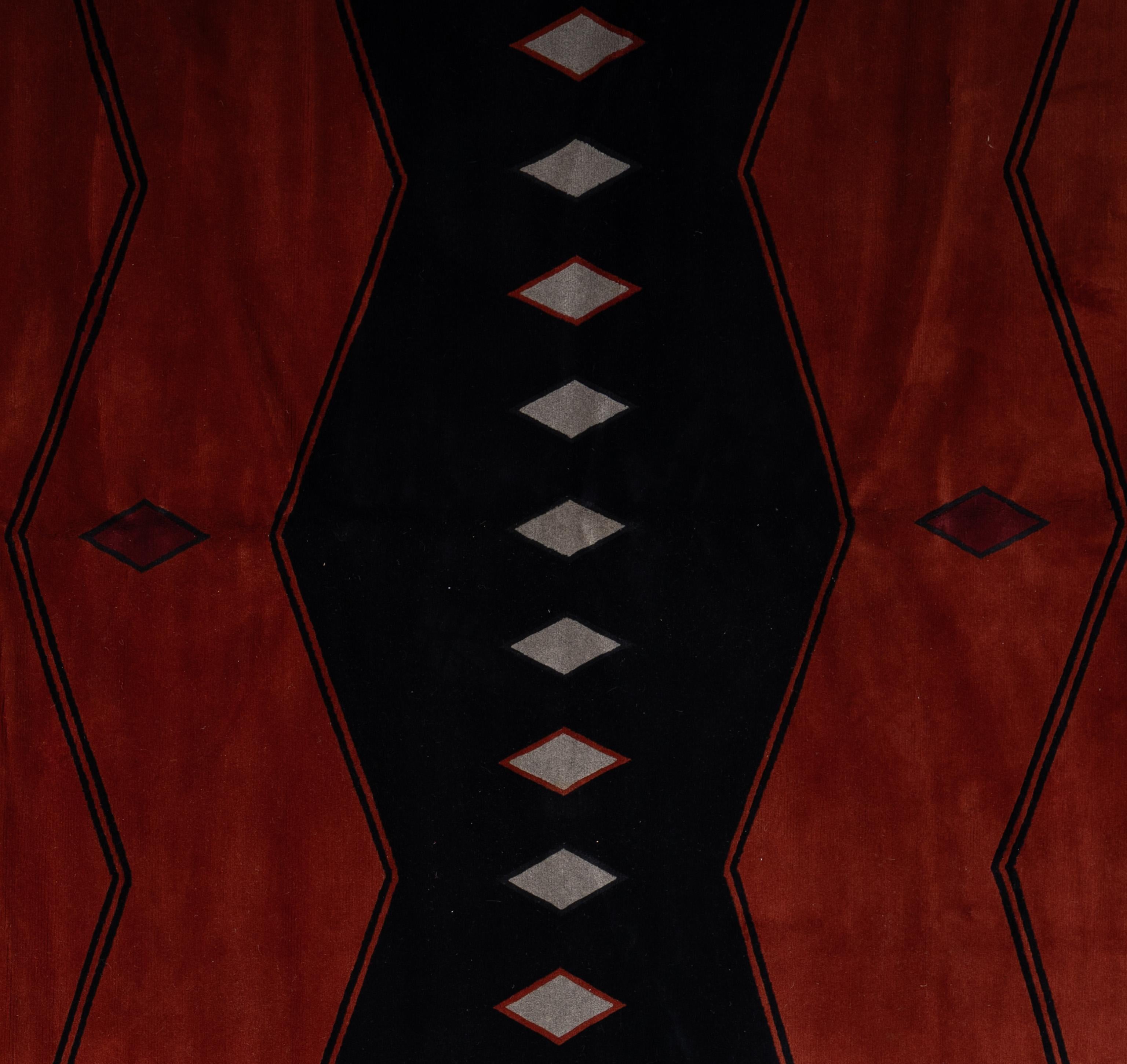 Ce tapis tout en laine présente une élégance discrète, à la fois classique et contemporaine. La texture est douce sous le pied et le design - bien que détaillé - est délibérément doux, ce qui lui permet de s'intégrer harmonieusement dans un grand