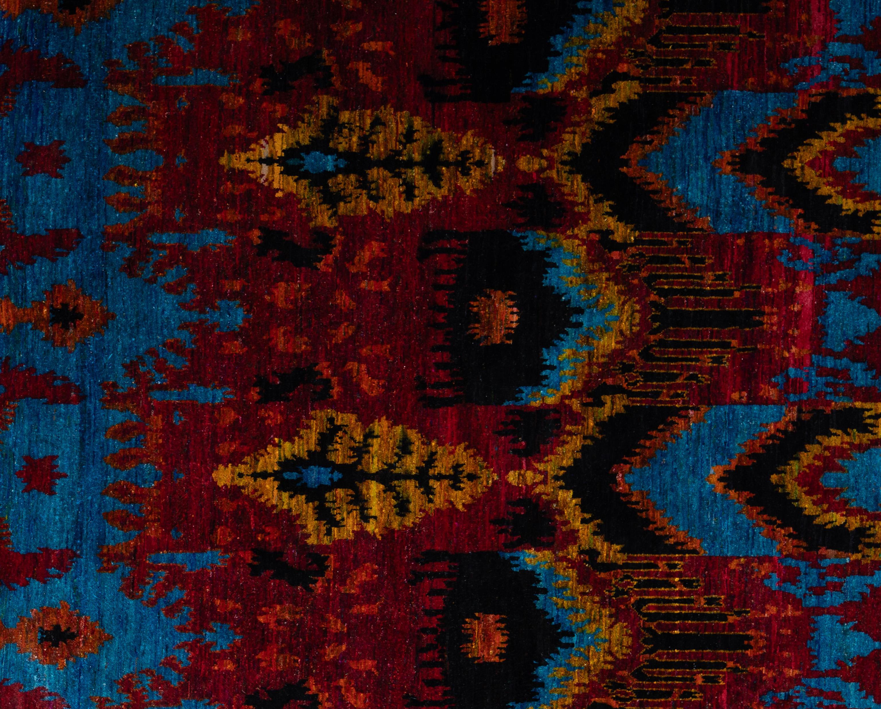 Questo tappeto interamente in seta è caratterizzato da un'eleganza sobria, classica e contemporanea al tempo stesso. La texture è morbida sotto i piedi e il design, sebbene dettagliato, è volutamente morbido, in modo da integrarsi perfettamente in