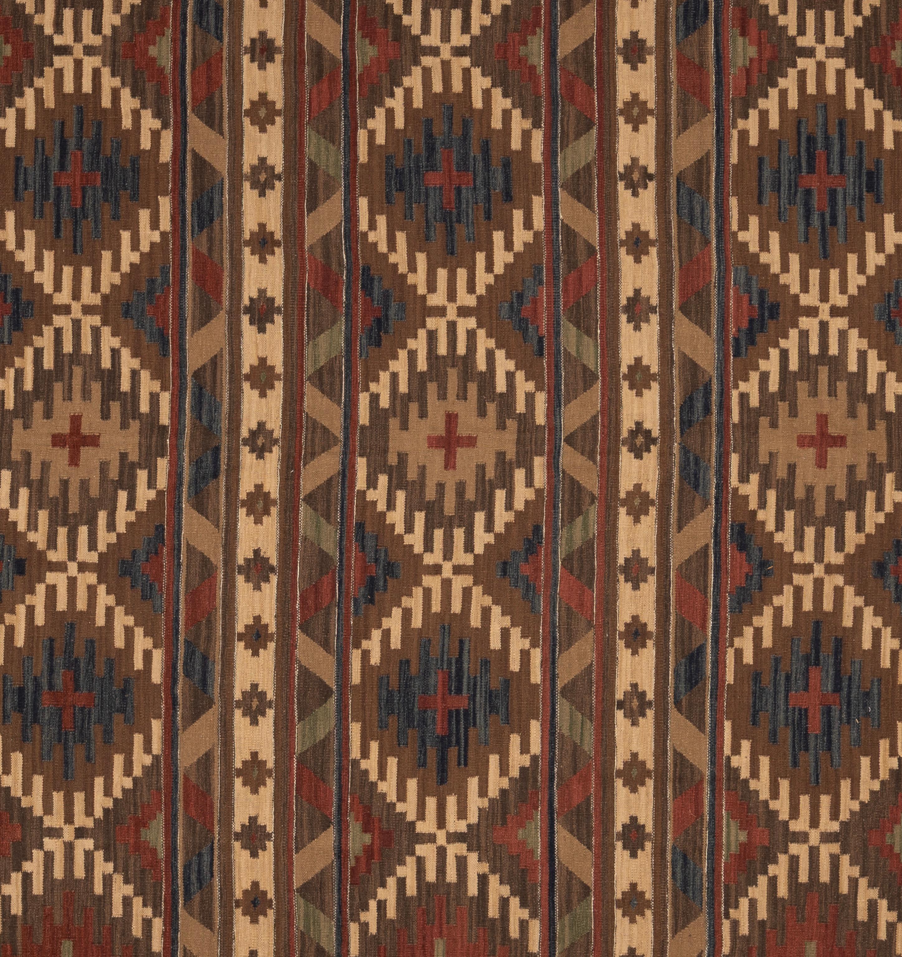 Ce tapis tribal présente une élégance discrète, à la fois classique et contemporaine. La texture est douce sous le pied et le design - bien que détaillé - est délibérément doux, ce qui lui permet de s'intégrer harmonieusement dans un grand nombre