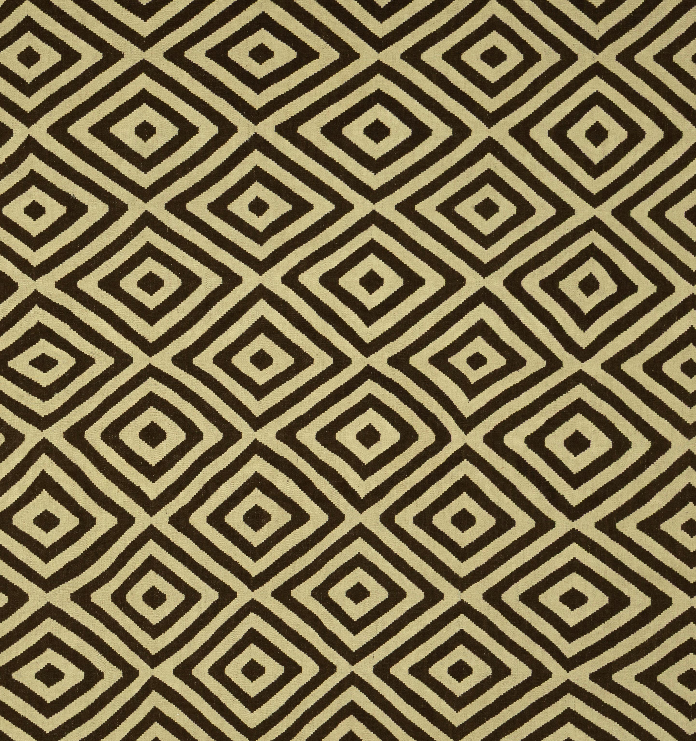 Ce tissage plat tribal de l'Inde est tissé à la main en pure laine et présente une interprétation audacieuse et contemporaine des motifs géométriques traditionnels. Le motif répétitif du diamant, rendu en brun expresso profond et en beige chaud,