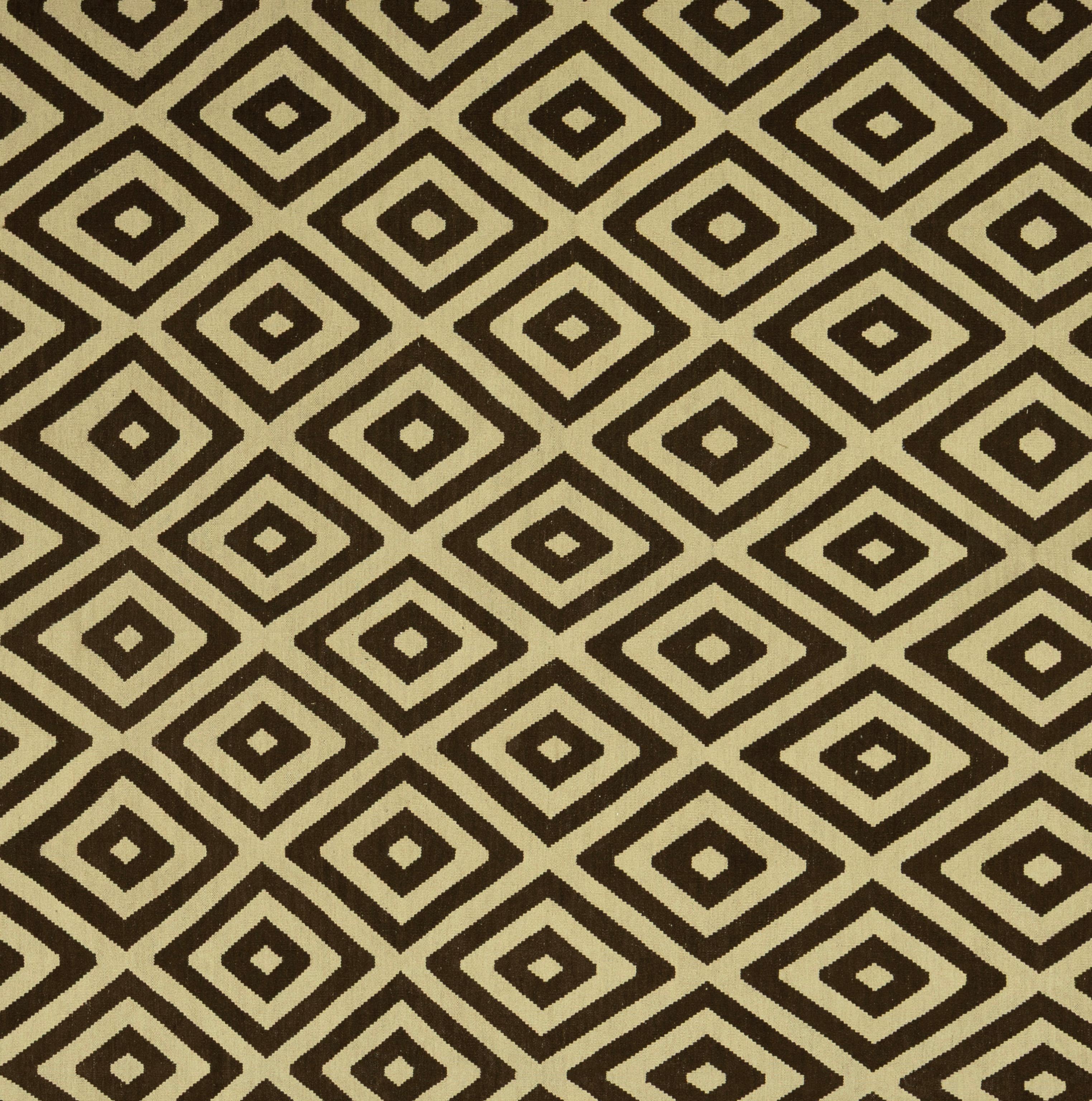 Ce tissage plat tribal de l'Inde est tissé à la main en pure laine et présente une interprétation audacieuse et contemporaine des motifs géométriques traditionnels. Le motif répétitif du diamant, rendu en brun expresso profond et en beige chaud,