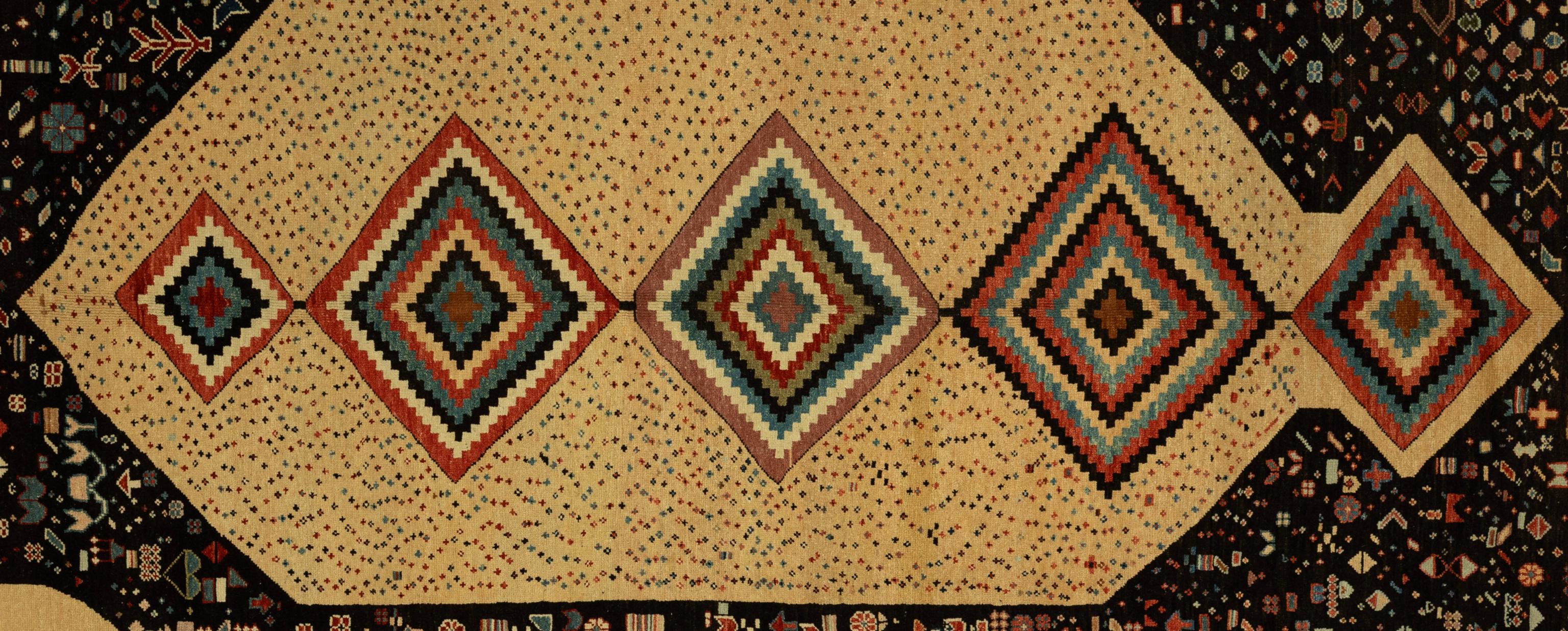 Questo tribale indiano è tessuto a mano in pura lana e presenta un'interpretazione audace e contemporanea del tradizionale disegno geometrico. Un ritmo visivo sorprendente che attira l'occhio mantenendo una simmetria equilibrata. Tessuto per