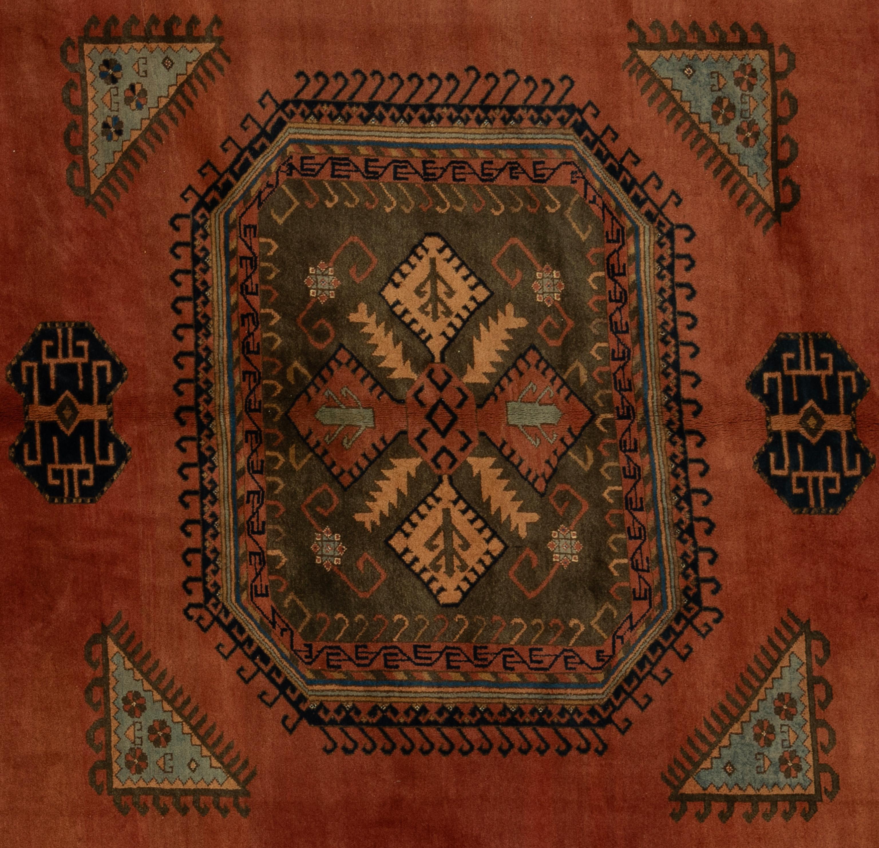 Esta alfombra está tejida a mano con pura lana, y muestra una interpretación atrevida y contemporánea del diseño geométrico tradicional. Un llamativo ritmo visual que atrae la mirada manteniendo una simetría equilibrada. Tejida para ofrecer