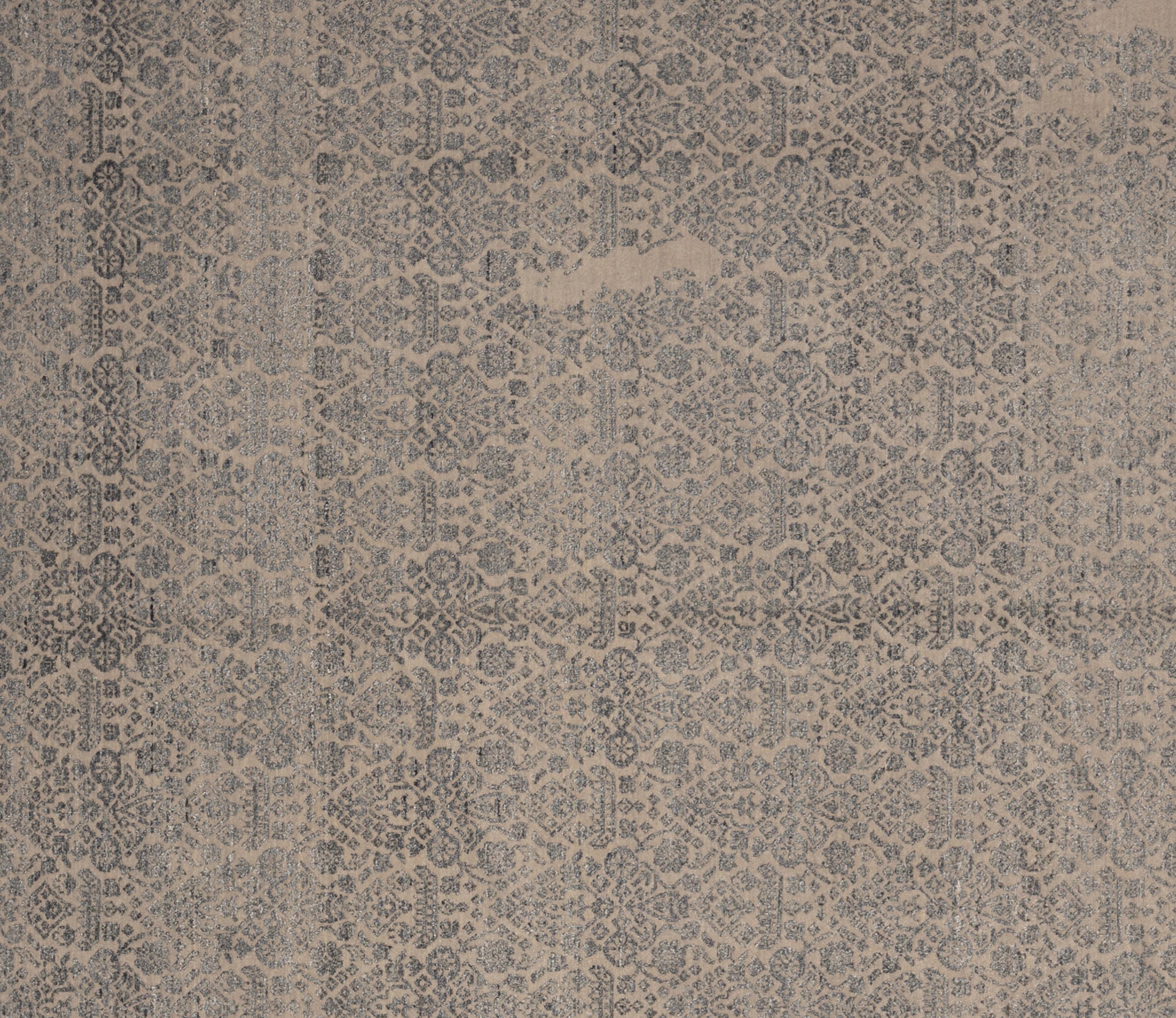 Questo tappeto è tessuto a mano in seta e lana e presenta un'interpretazione audace e contemporanea del disegno geometrico tradizionale. Un ritmo visivo sorprendente che attira l'occhio mantenendo una simmetria equilibrata. Tessuto per garantire